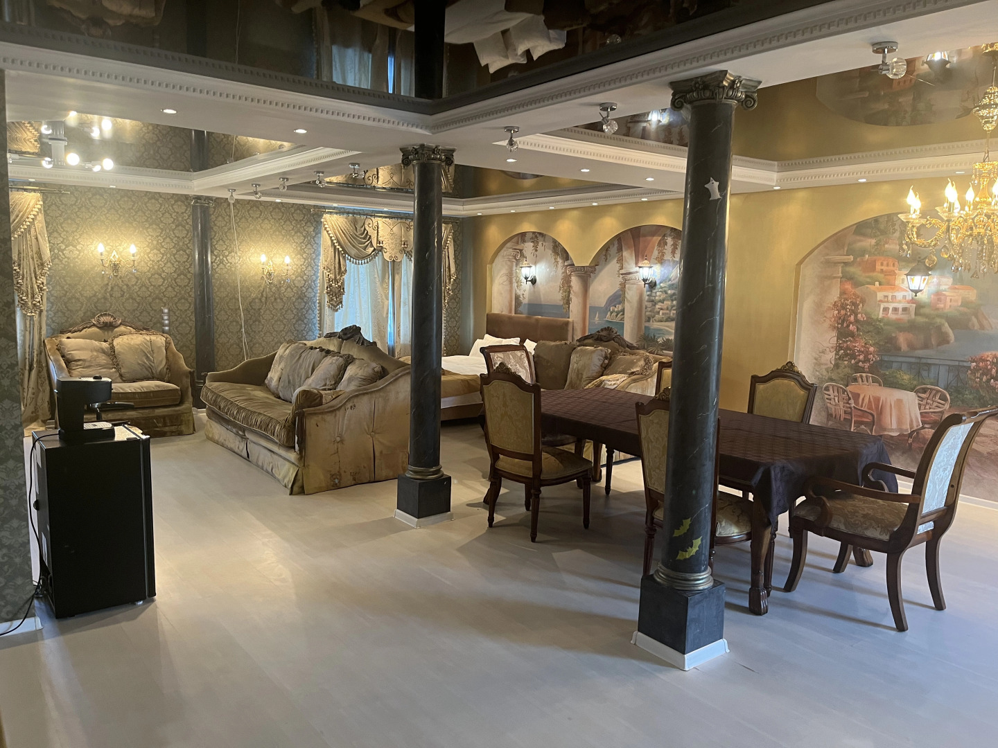 Частный дом с бассейном, сауной и камином