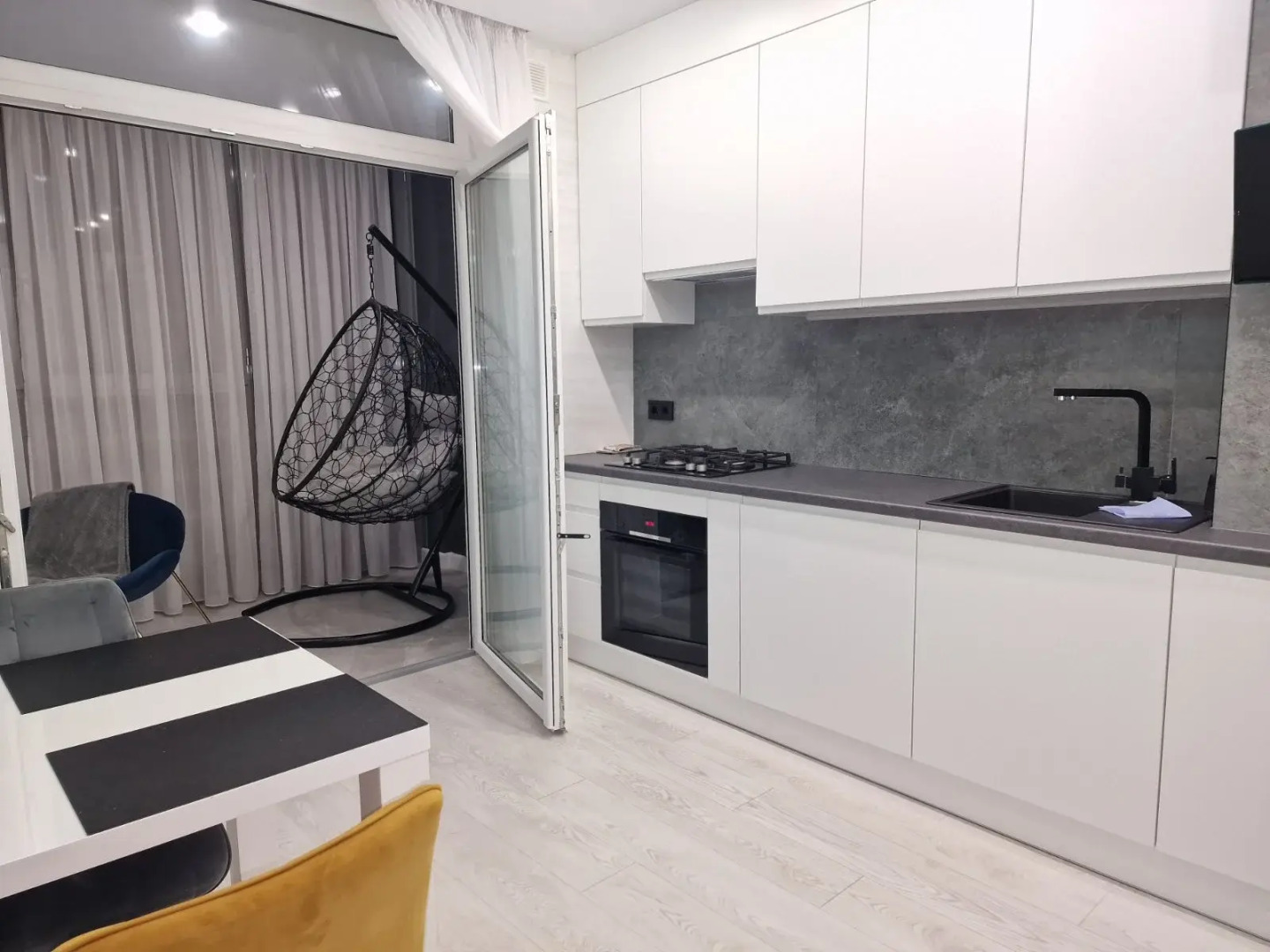 Апартаменты Люкс в центре Верхнее озеро, новый дом, Колибри#88А