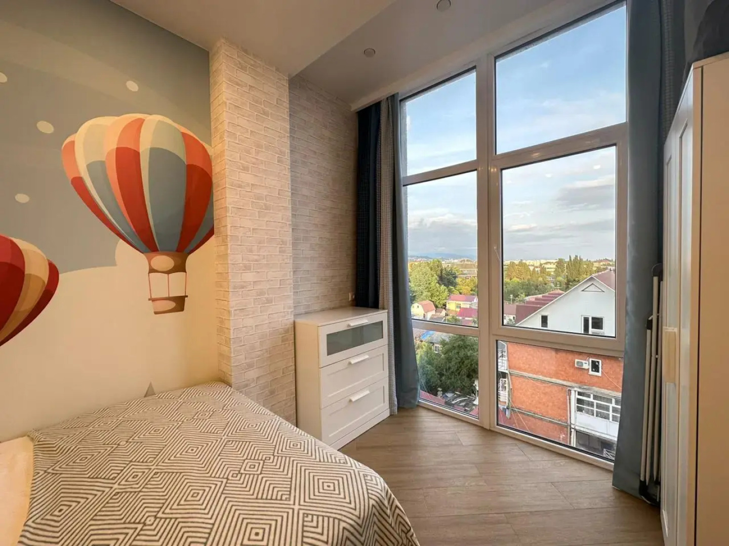 Море квартир уютная студия с панорамными окнами в центре Адлера 7