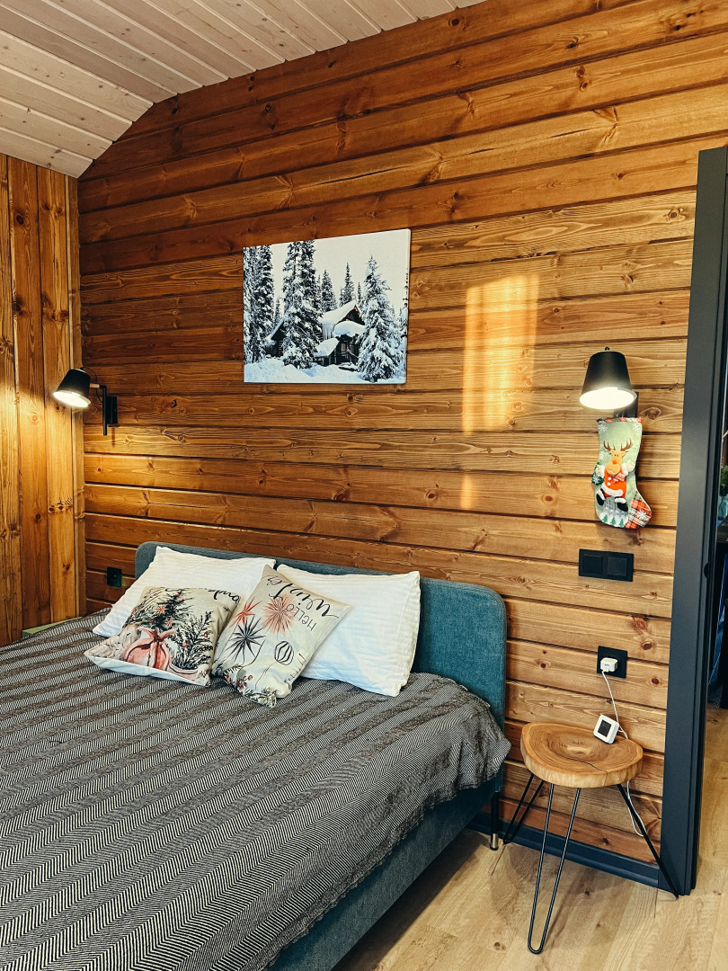 Частный дом с панорамными окнами с выходом на террасу и баней на дровах