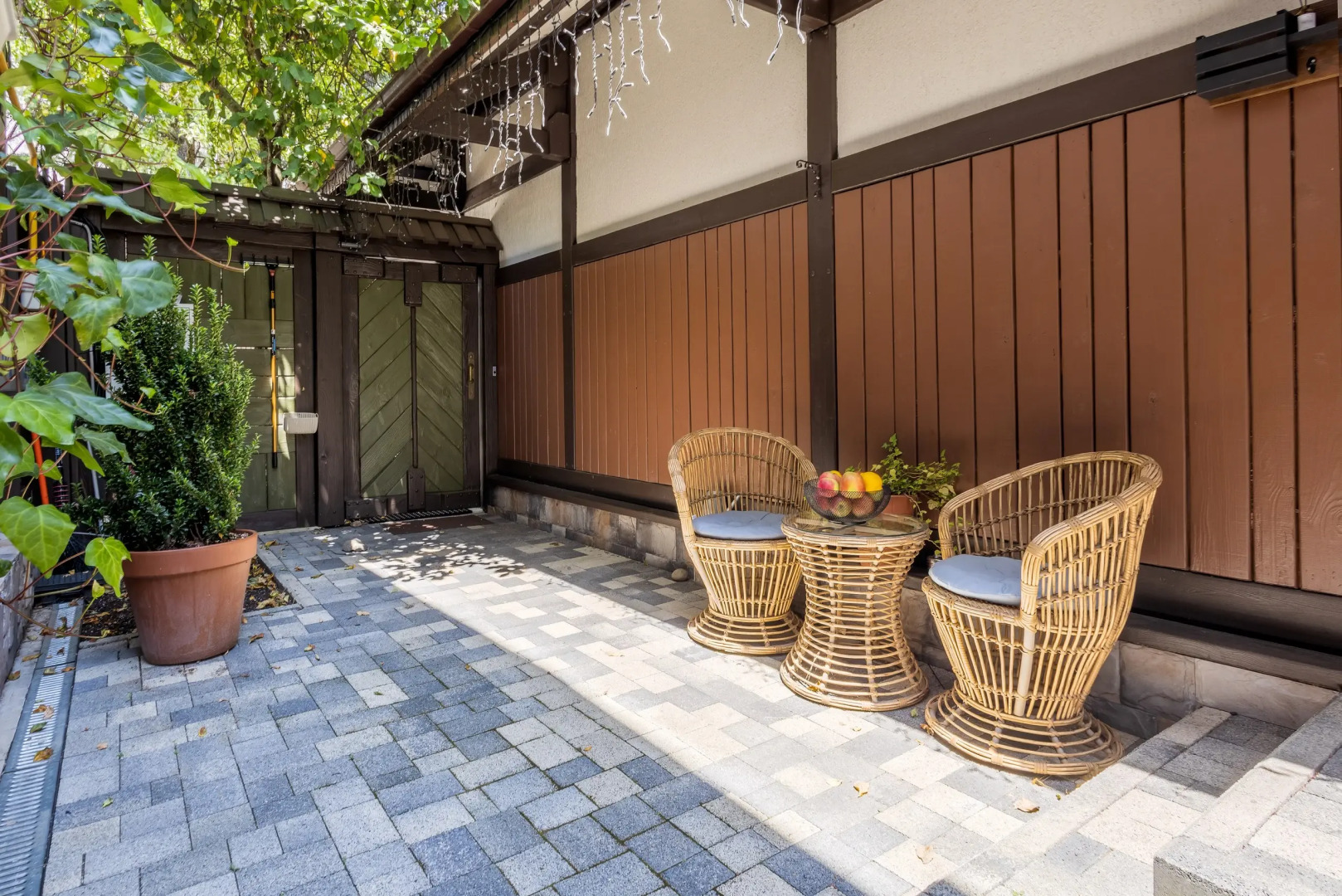 Частный дом у сквера в центре Поляны