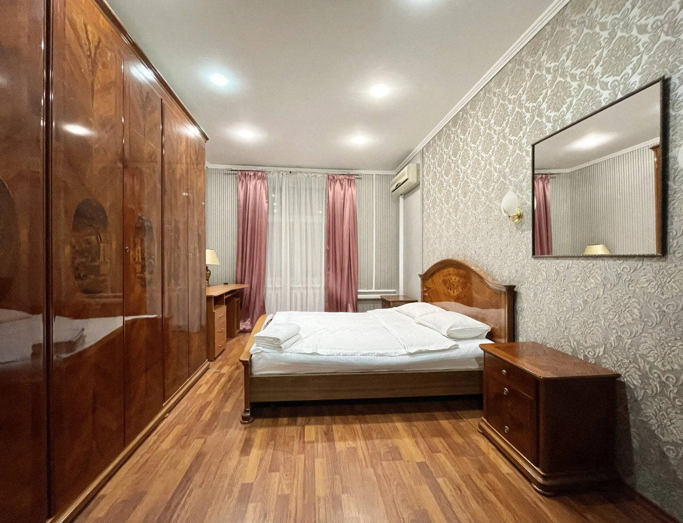 Апартаменты 4-комнатные HomeApart Володарского, 18