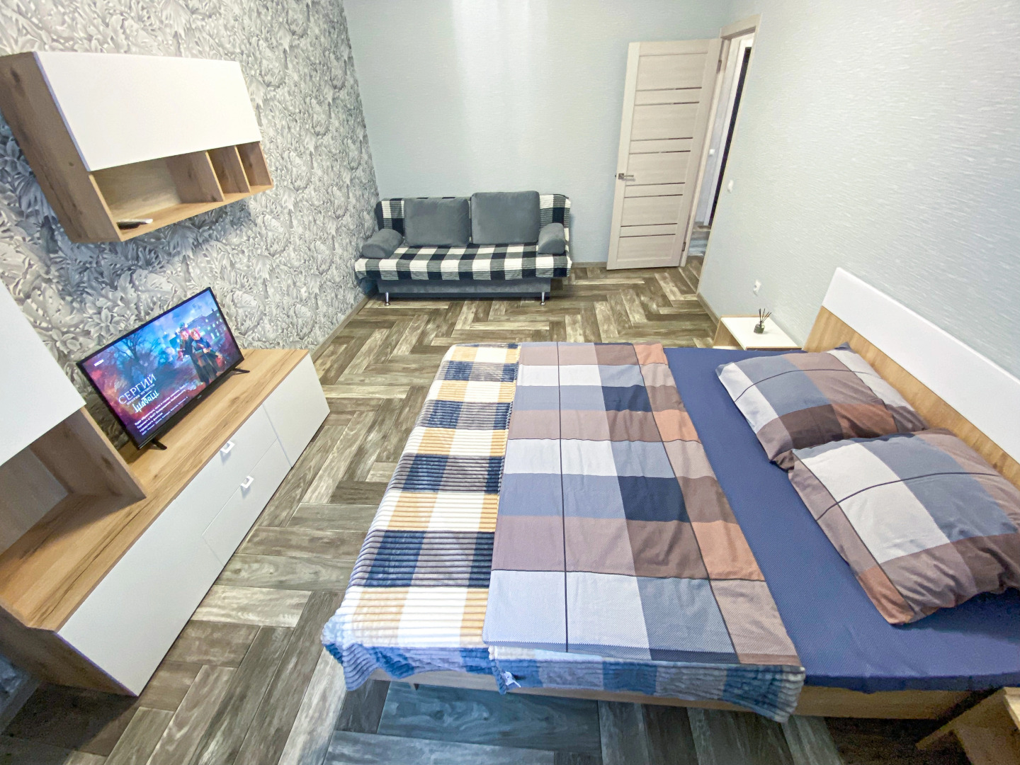 Квартира с Панорамным Балконом и Индивидуальным Отоплением. Тихий Уютный Район с Очень Развитой Инфраструктурой