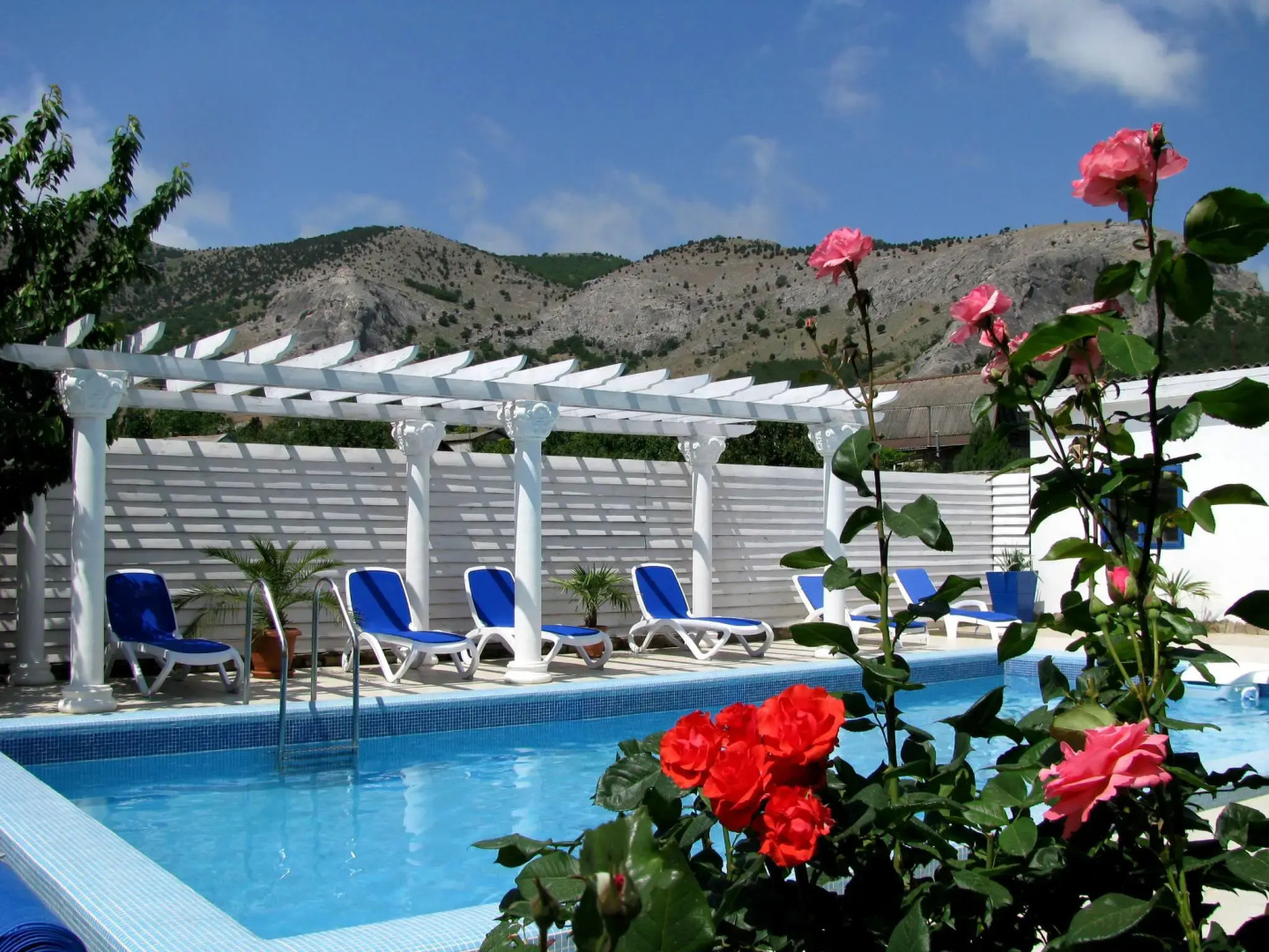 Частный дом Sunny Holiday Home