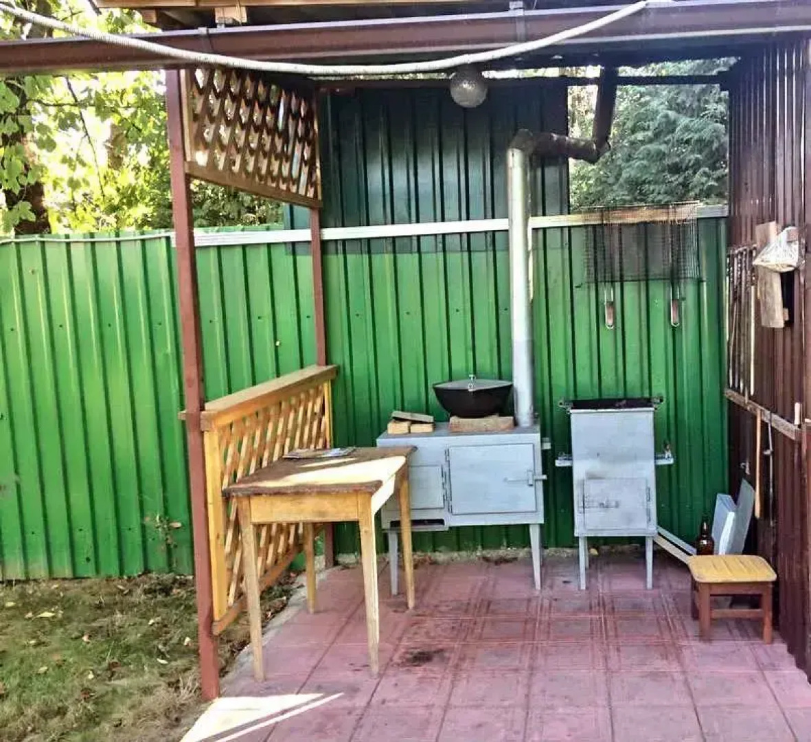 Частный дом с бассейном, верандой и садом