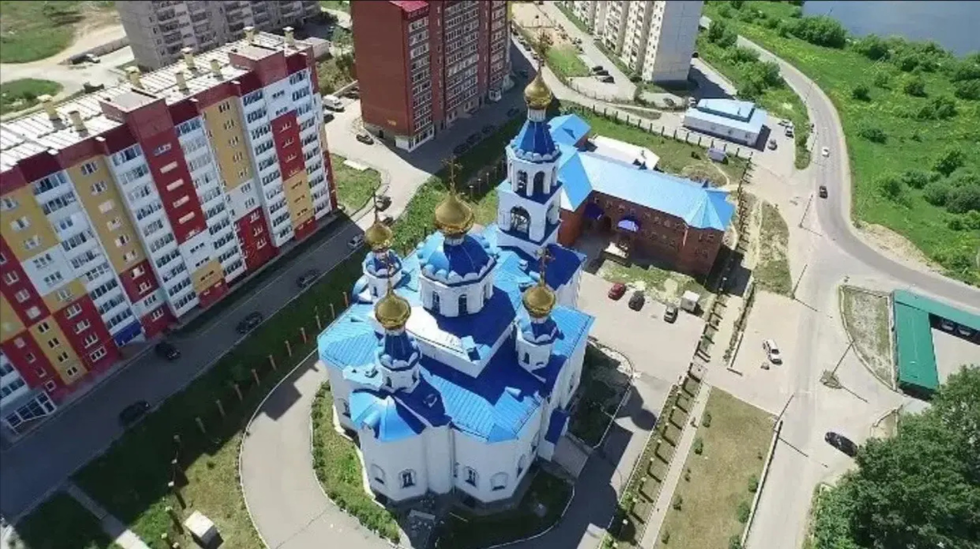 Квартира Ваш Оазис Спокойствия с Видом на Реку и Горы в Центре Городской Жизни