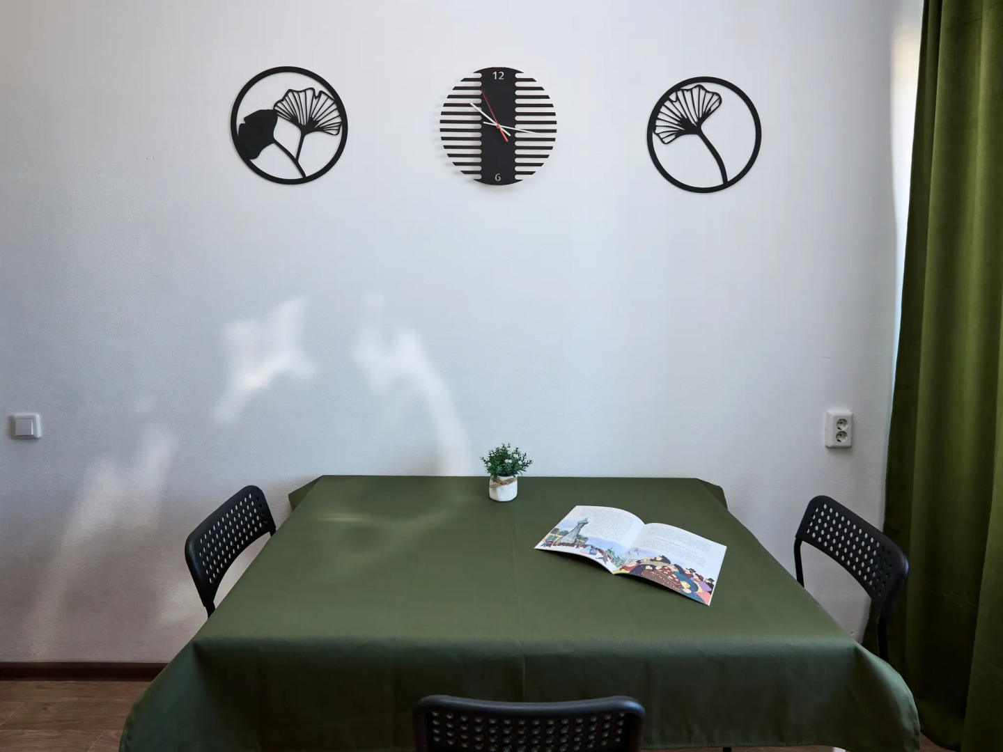 Квартира с диваном на кухне и балконом на Байбакова 2