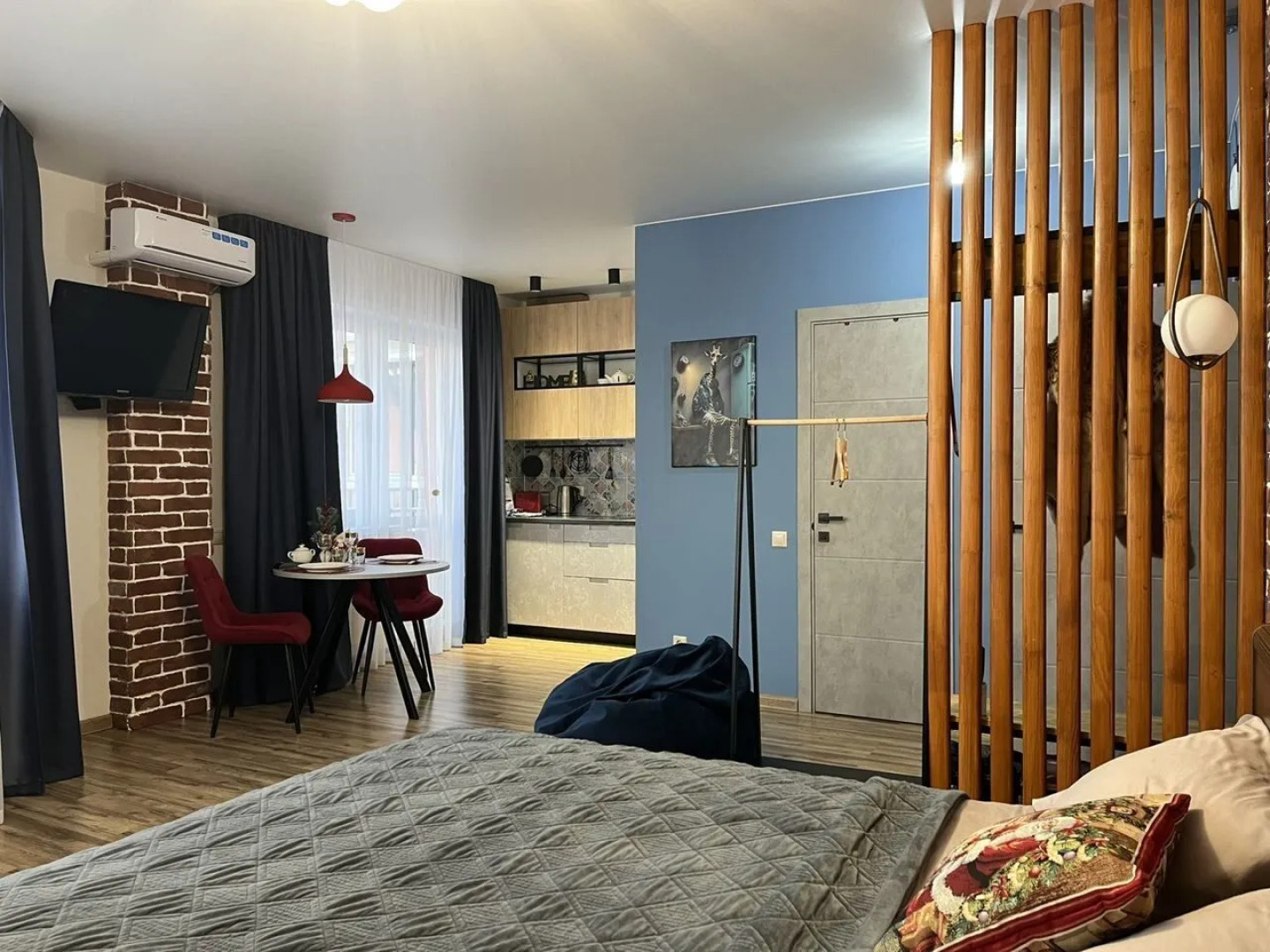 Улучшенные апартаменты Яркий Лофт панорамным видом из окна