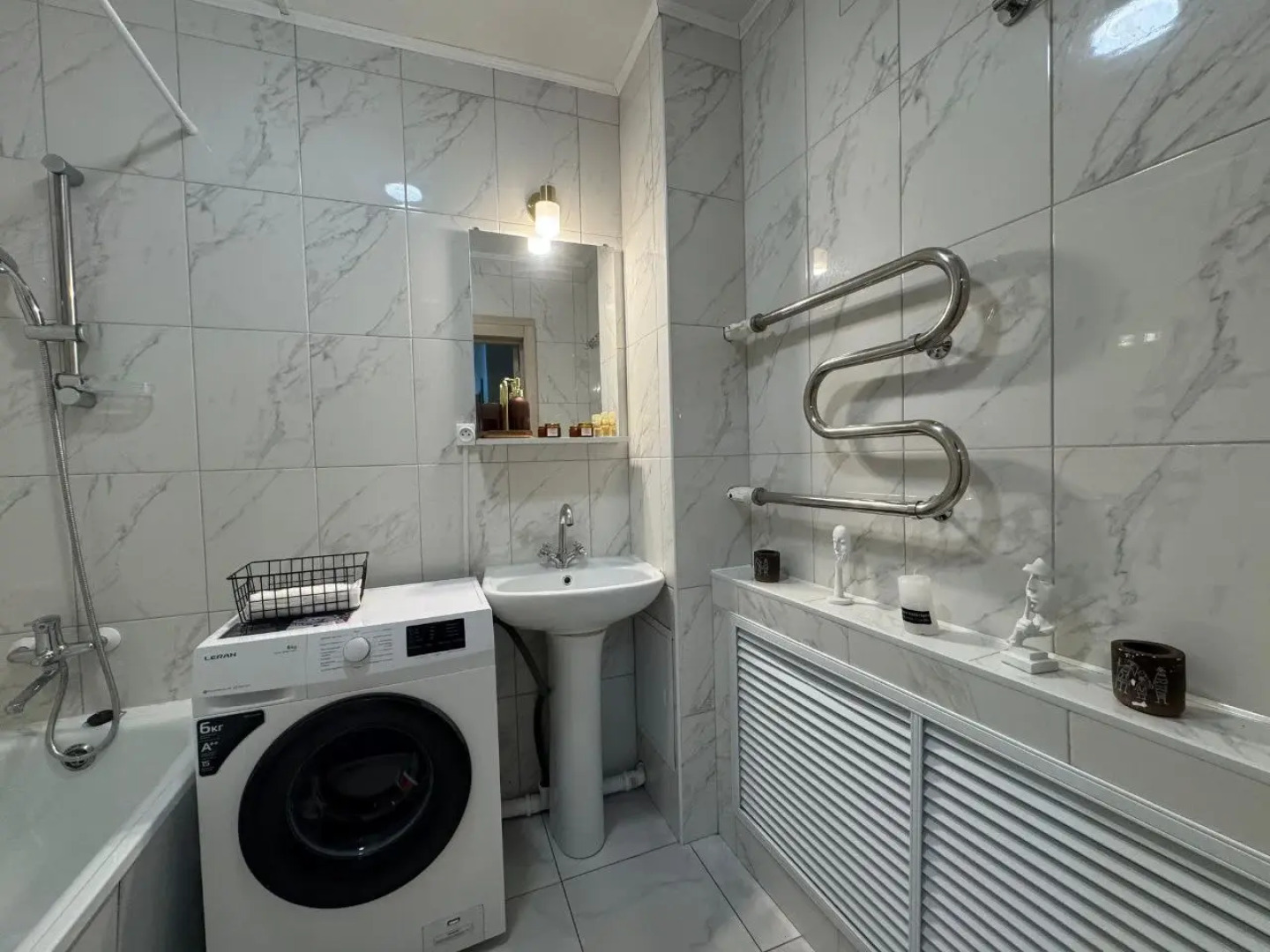 Апартаменты на 14 гостей на Хади Такташа 121 в центре города  На берегу Оз.Кабан