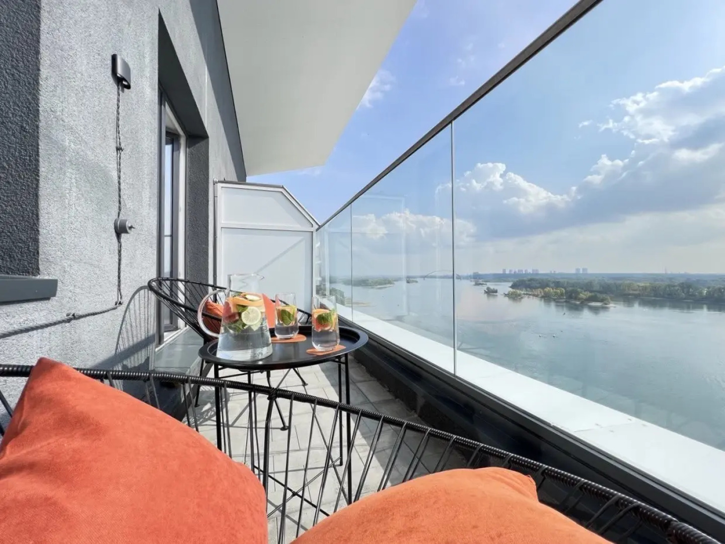 Апартаменты Bид на реку с террасы 13го этажа