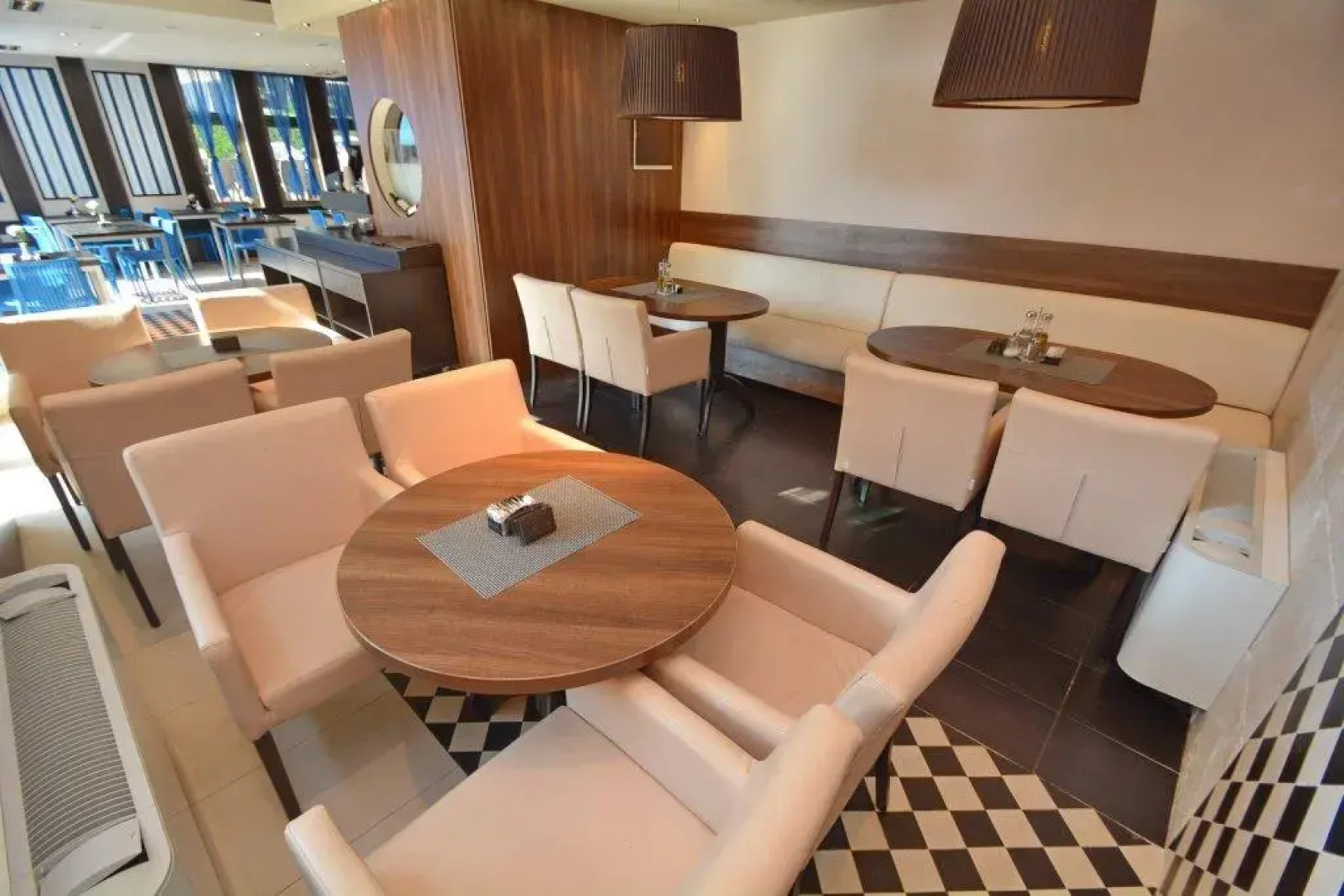 Отель Swiss Holiday