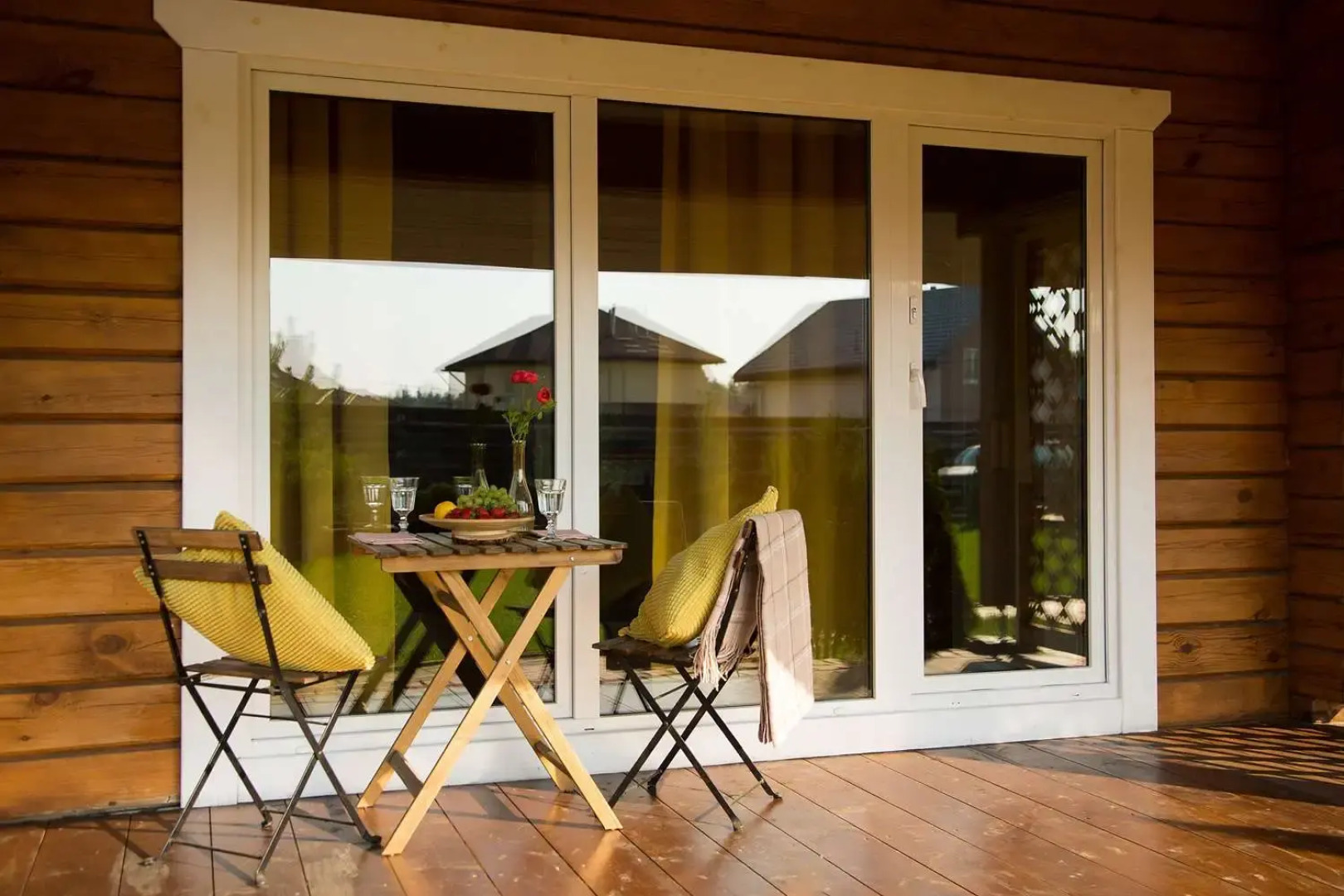 Частный дом на ухоженном участке с газоном и туями