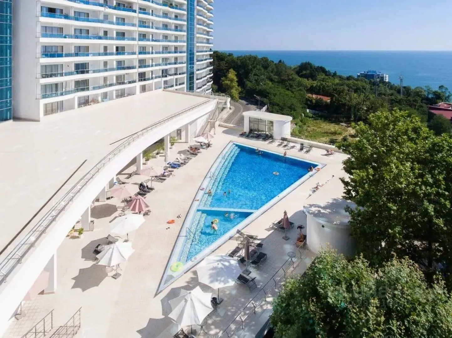 Квартира с двумя террасами и бассейном