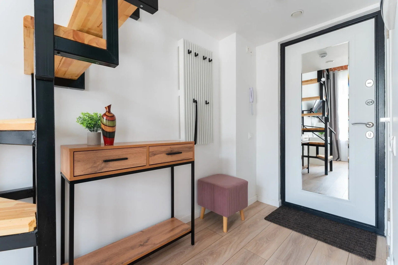 Квартира Двухуровневaя дизайнерская четырехместная