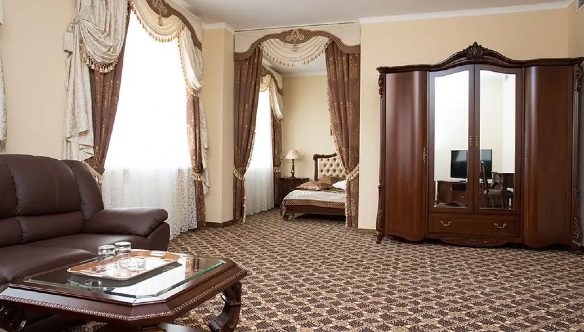 Отель Лидер