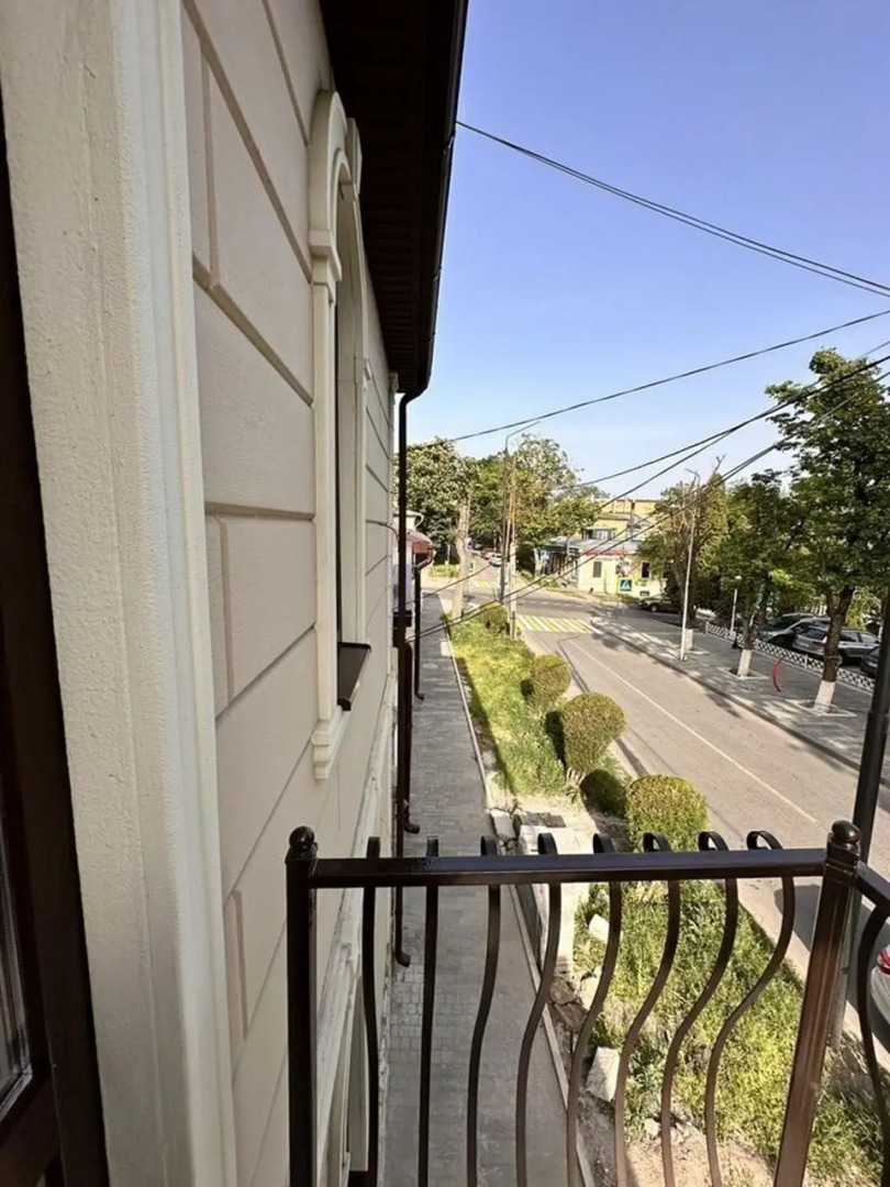 Апартаменты на втором этаже с балкoном