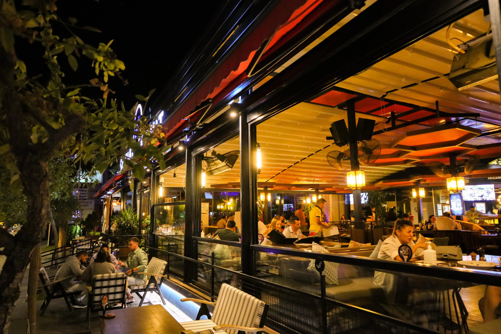 Отель The Corner Park