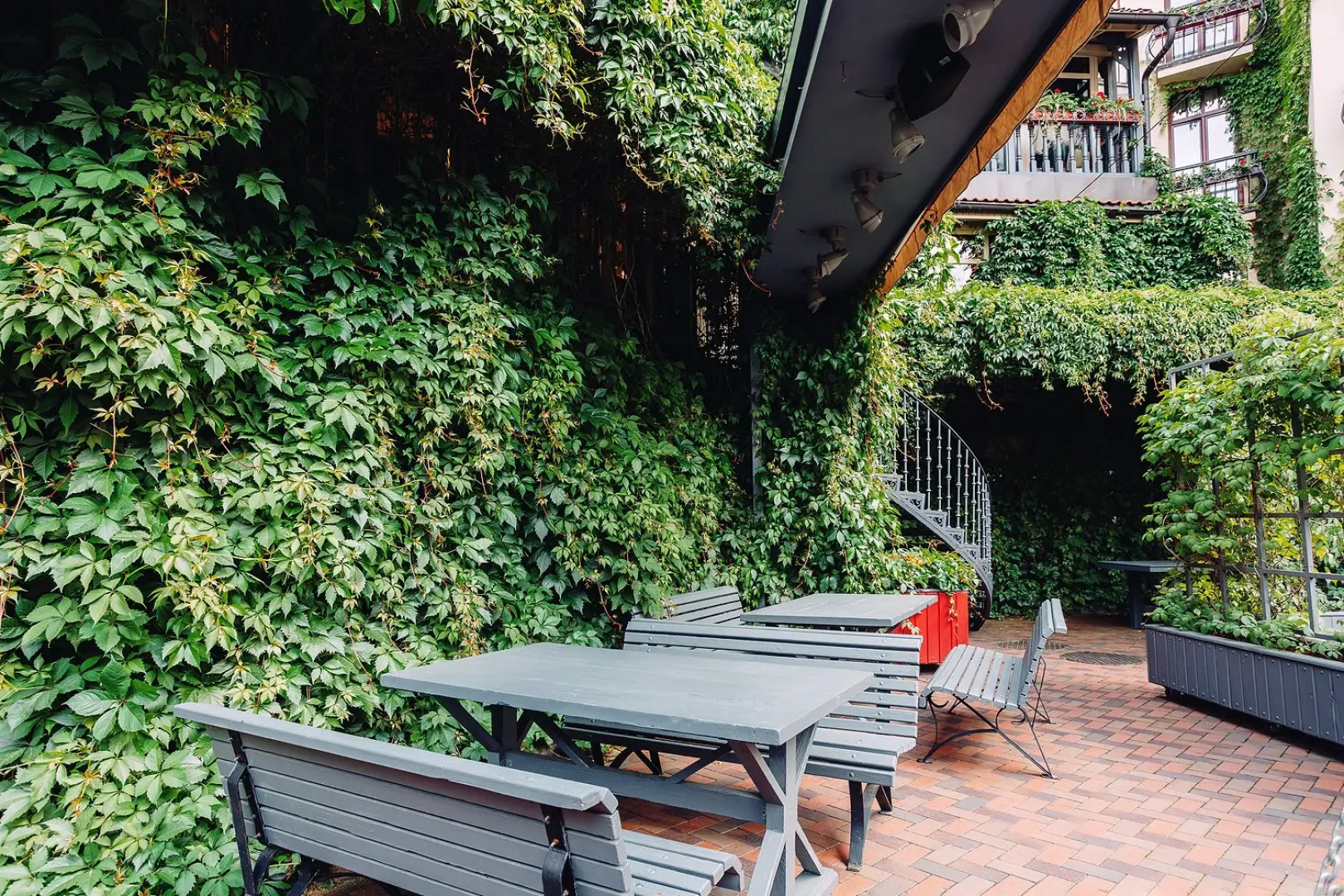 Отель Амбассадори