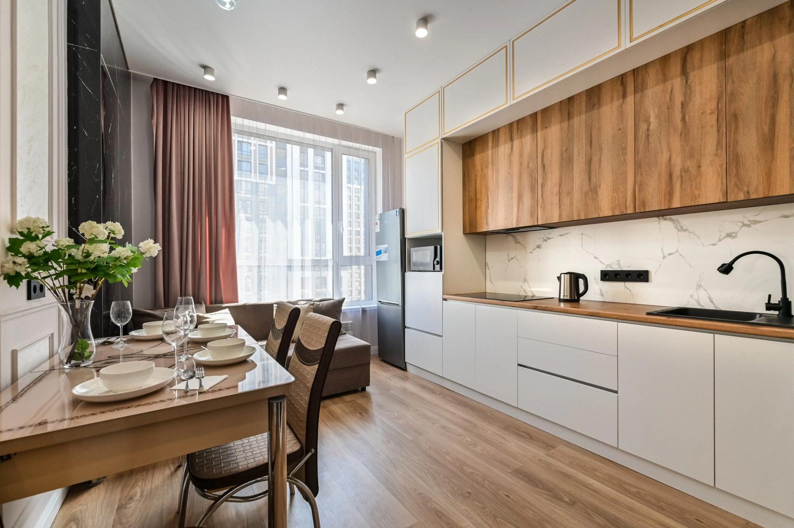 Апартаменты Просторная двухкомнатная Возле Хан-Шатыра