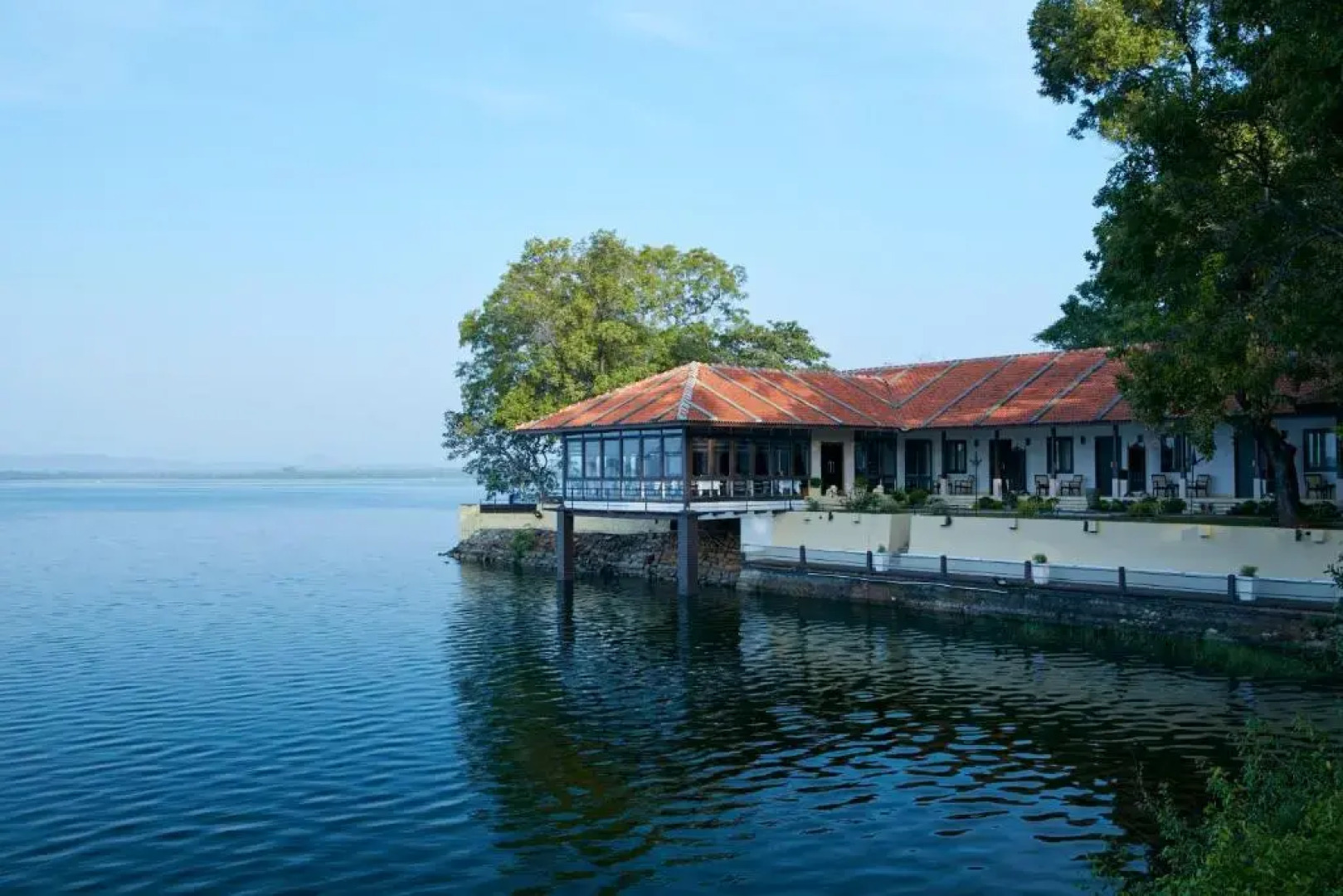 Отель EKHO Lake House - From Colonial Bungalow to Royal Retreat