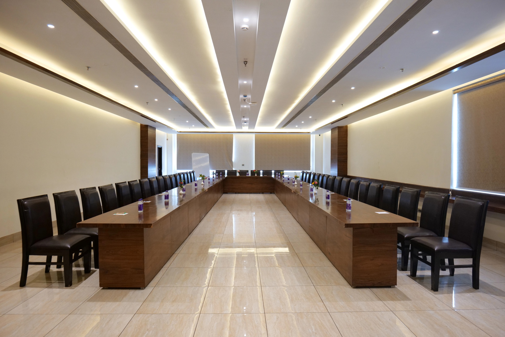 Отель The Emerald Grand