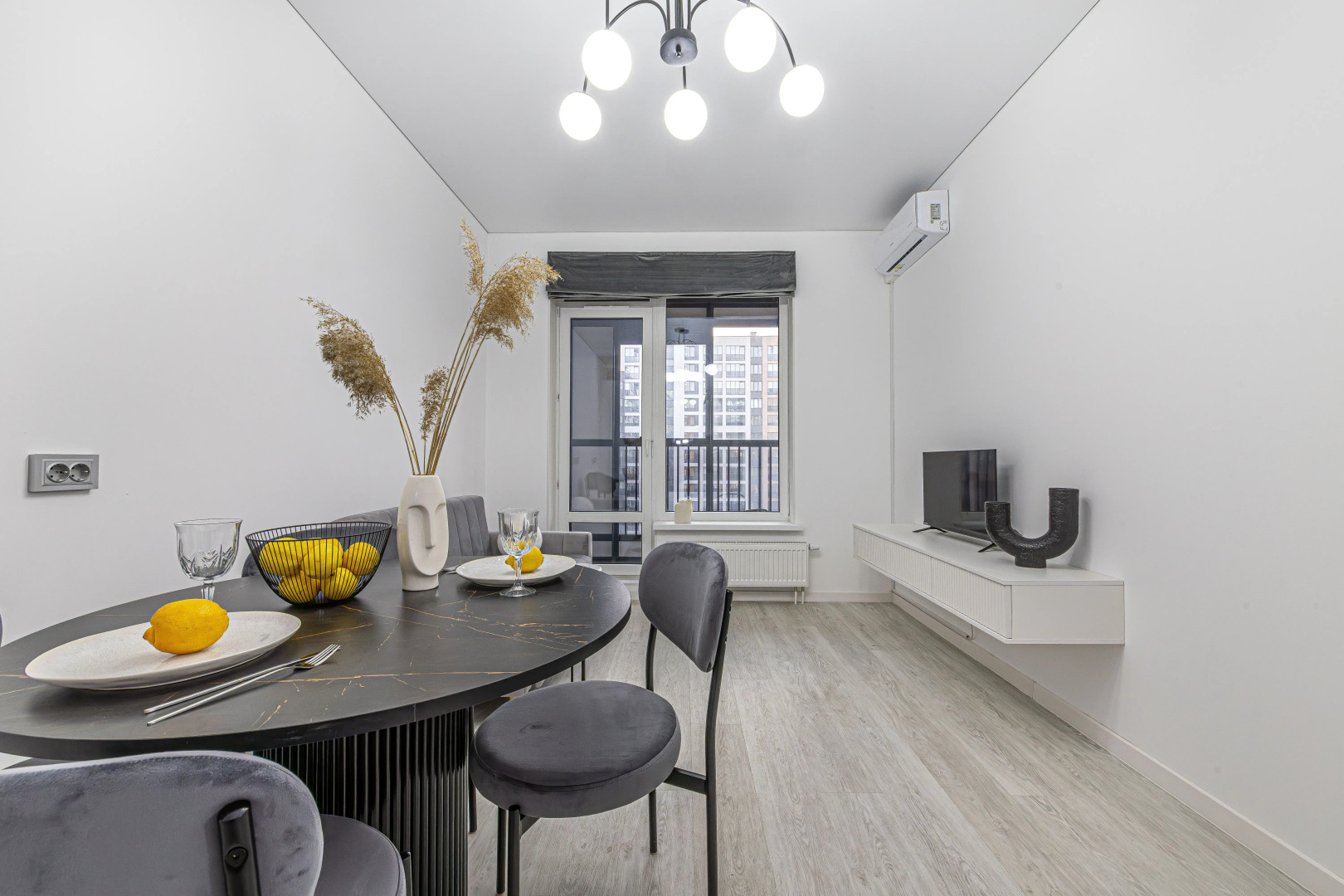 4flats MONOCHROME Квартира у набережной Невы в ЖК бизнес-класса