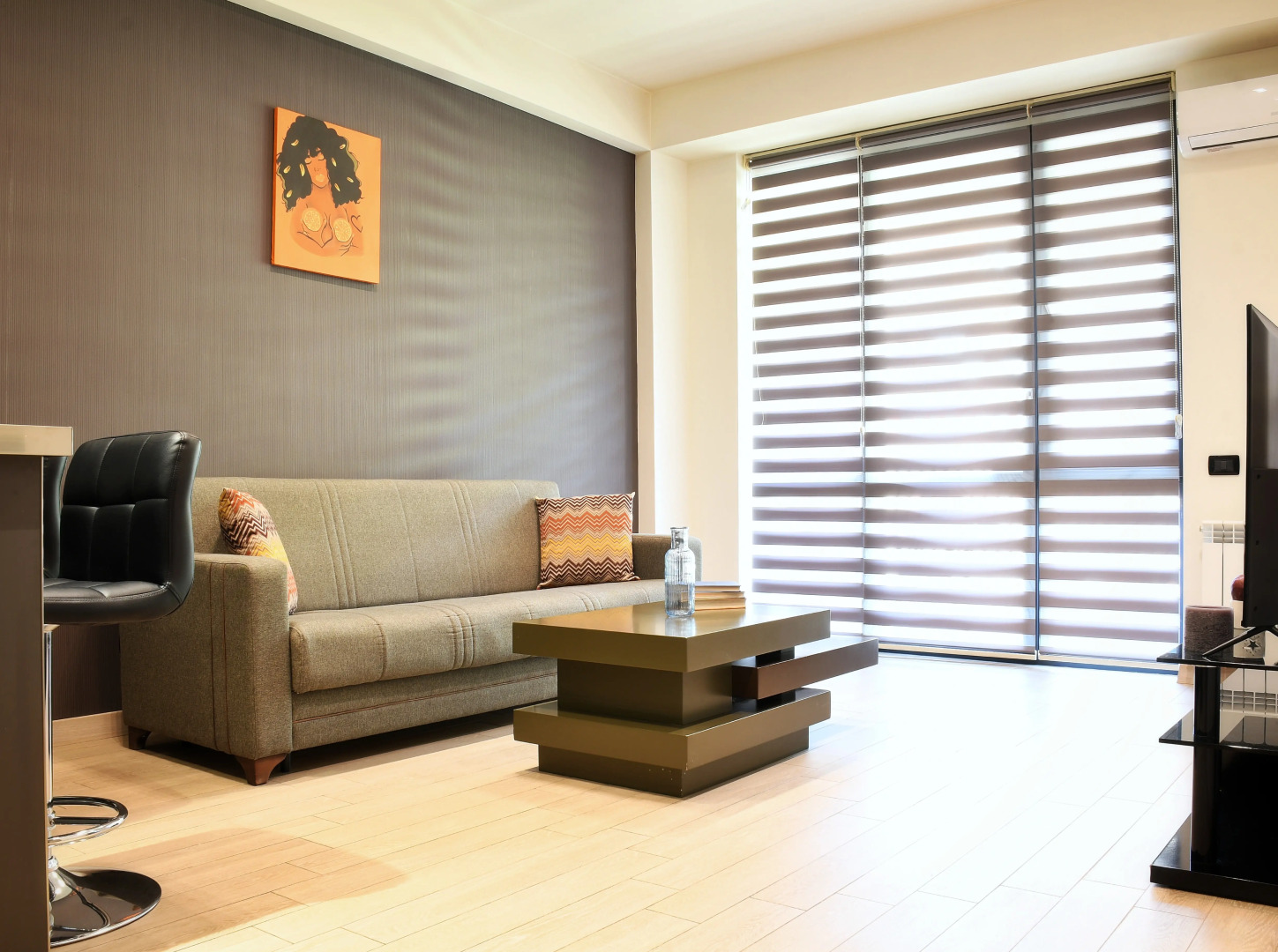 Апартаменты Newly Renovated Condo, Steps to Republic Square