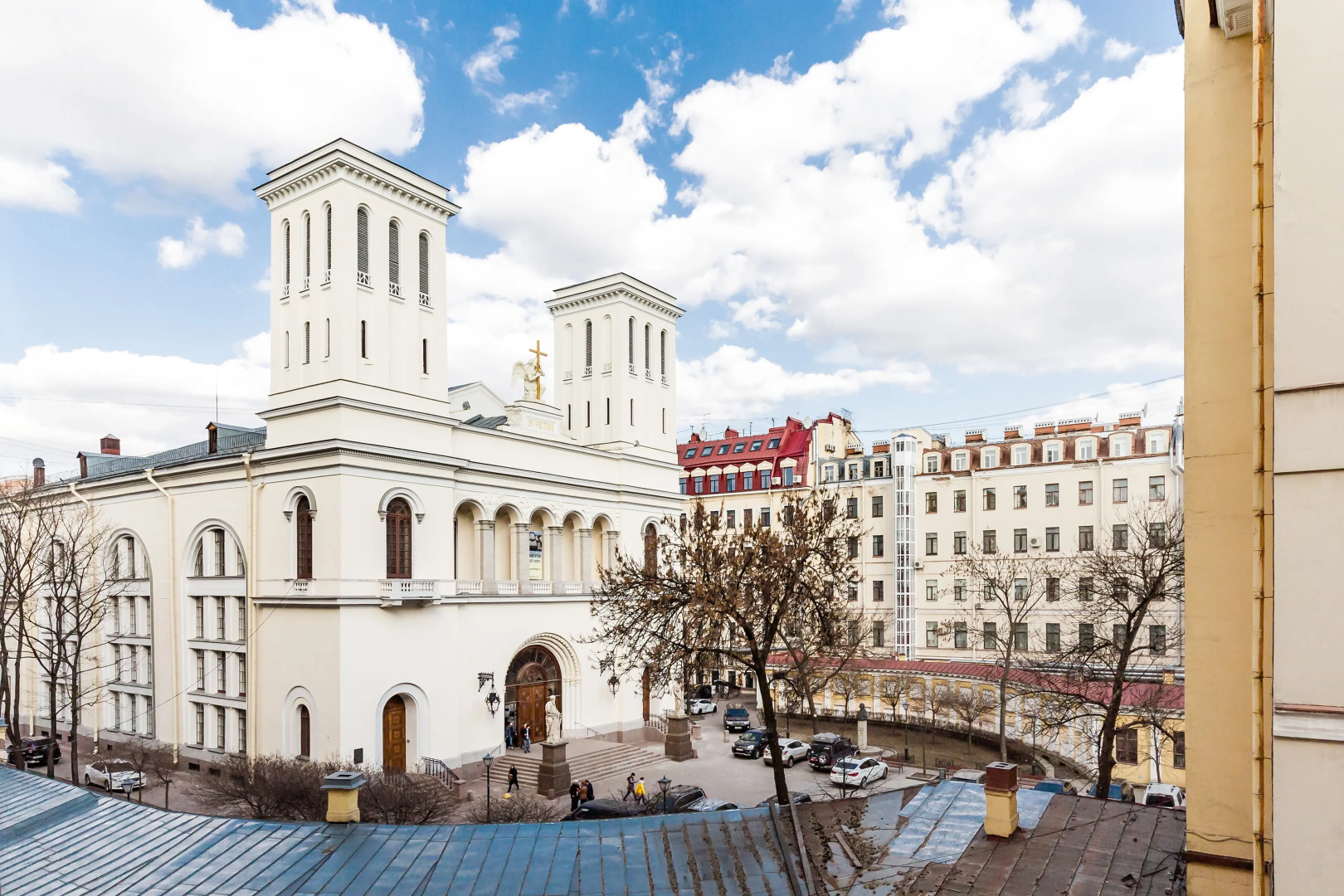 Апартаменты Avenue 180 кв.м с видом на Большую Конюшенную Улицу и Церковь Петра и Павла