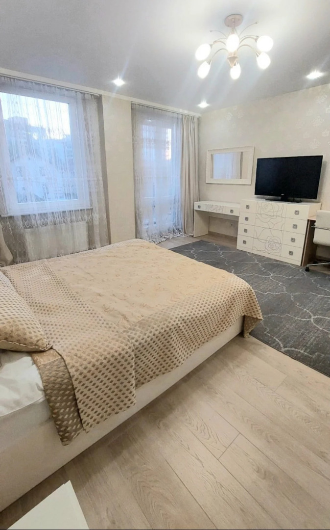 Апартаменты в центре с тремя спальнями на Червякова 55 рядом с парком Победы