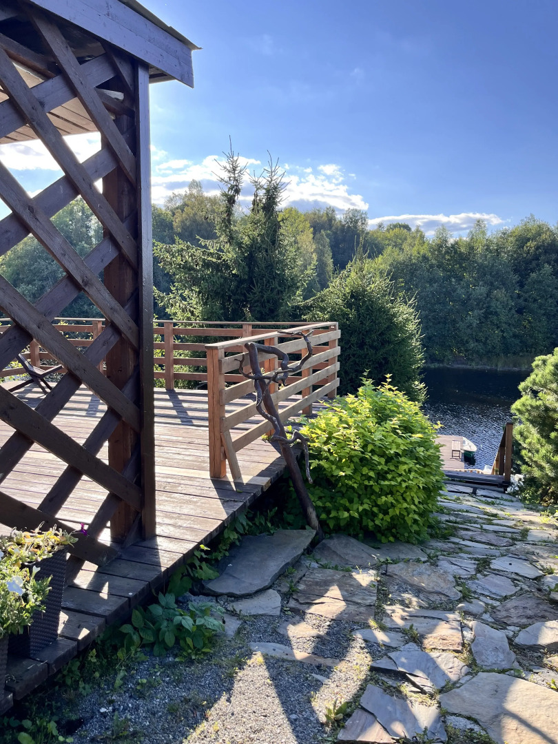 Частный дом у реки