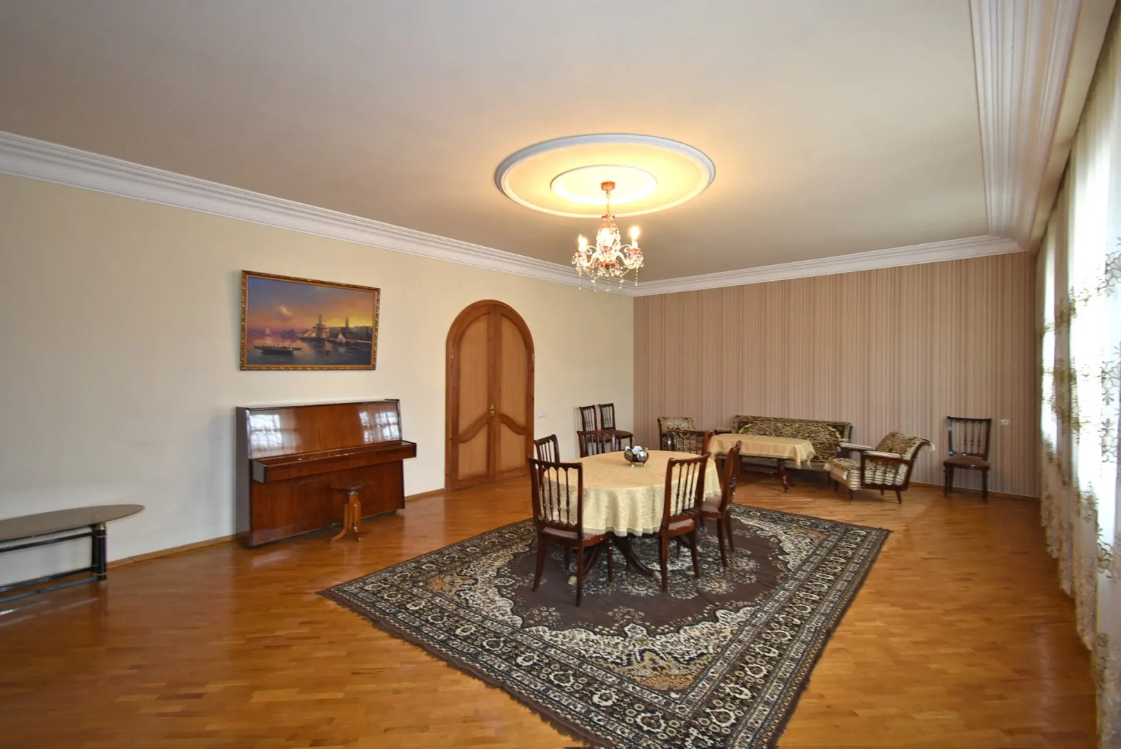 6 комнатный особняк с видом на сад