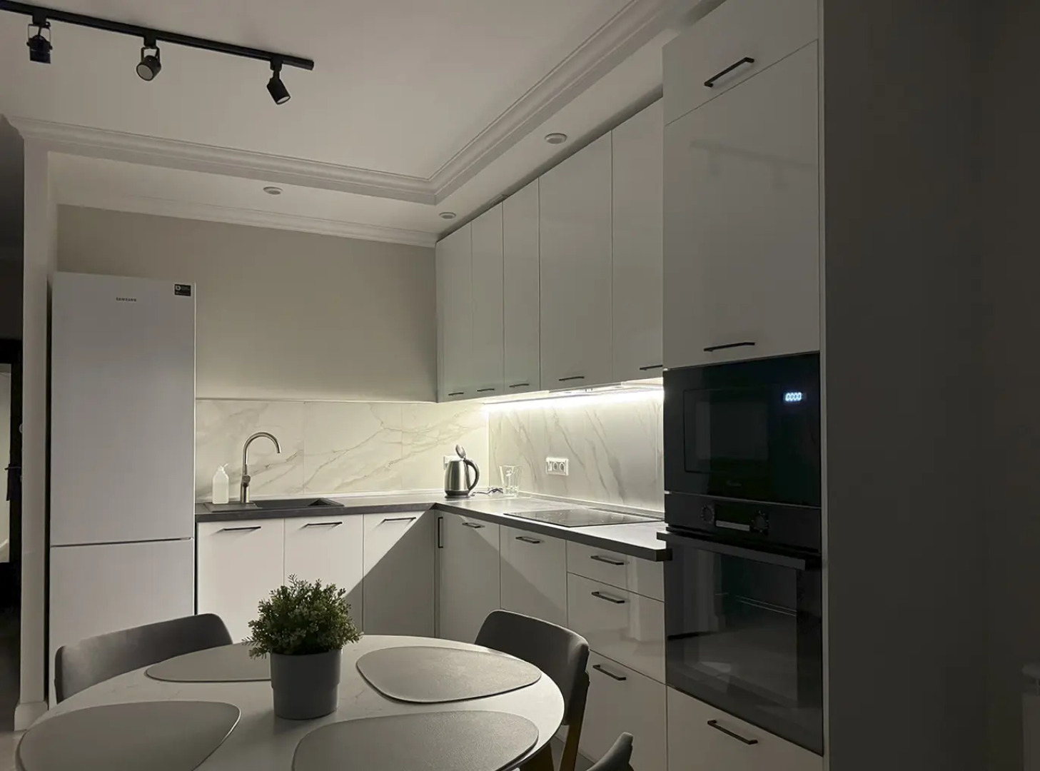 Квартира с панорамным остеклением и дизайнерским ремонтом