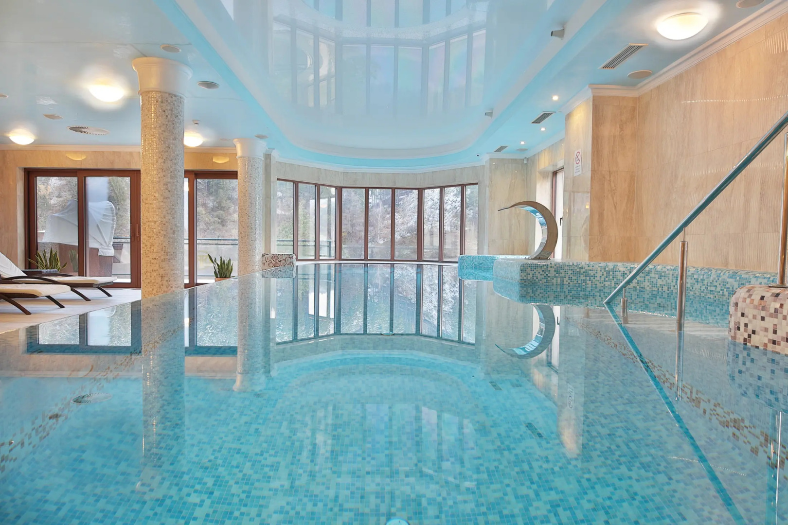 Resort Retro Riverside Wellness