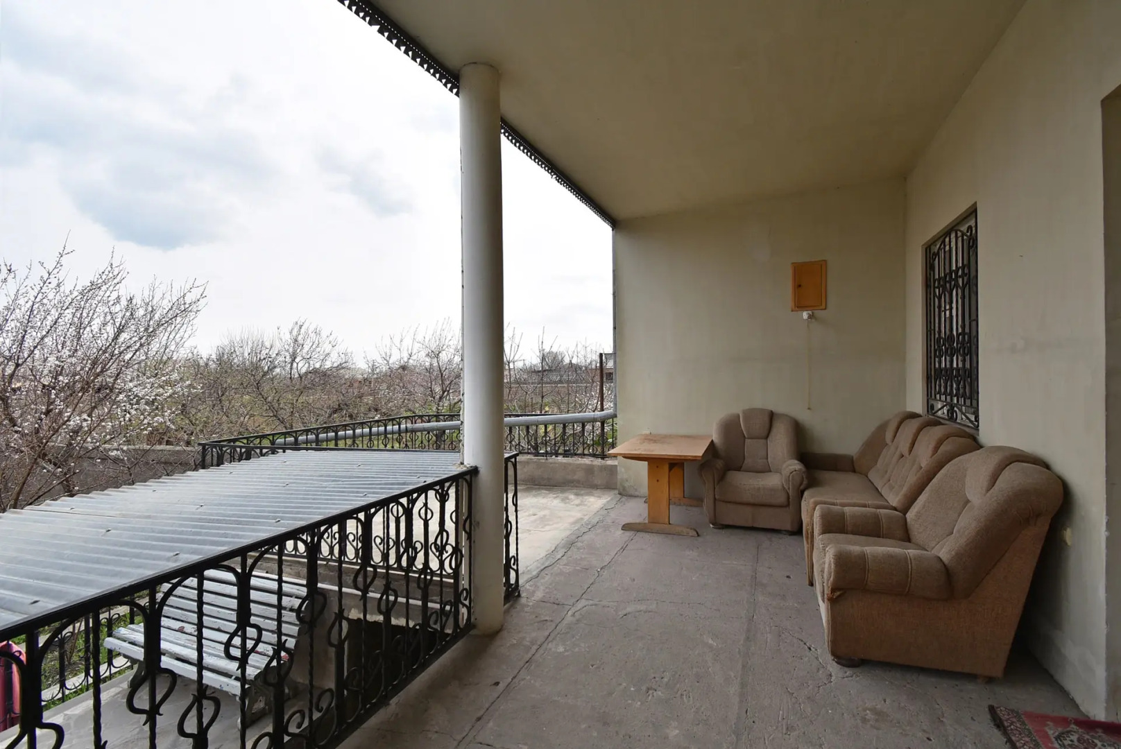 6 комнатный особняк с видом на сад