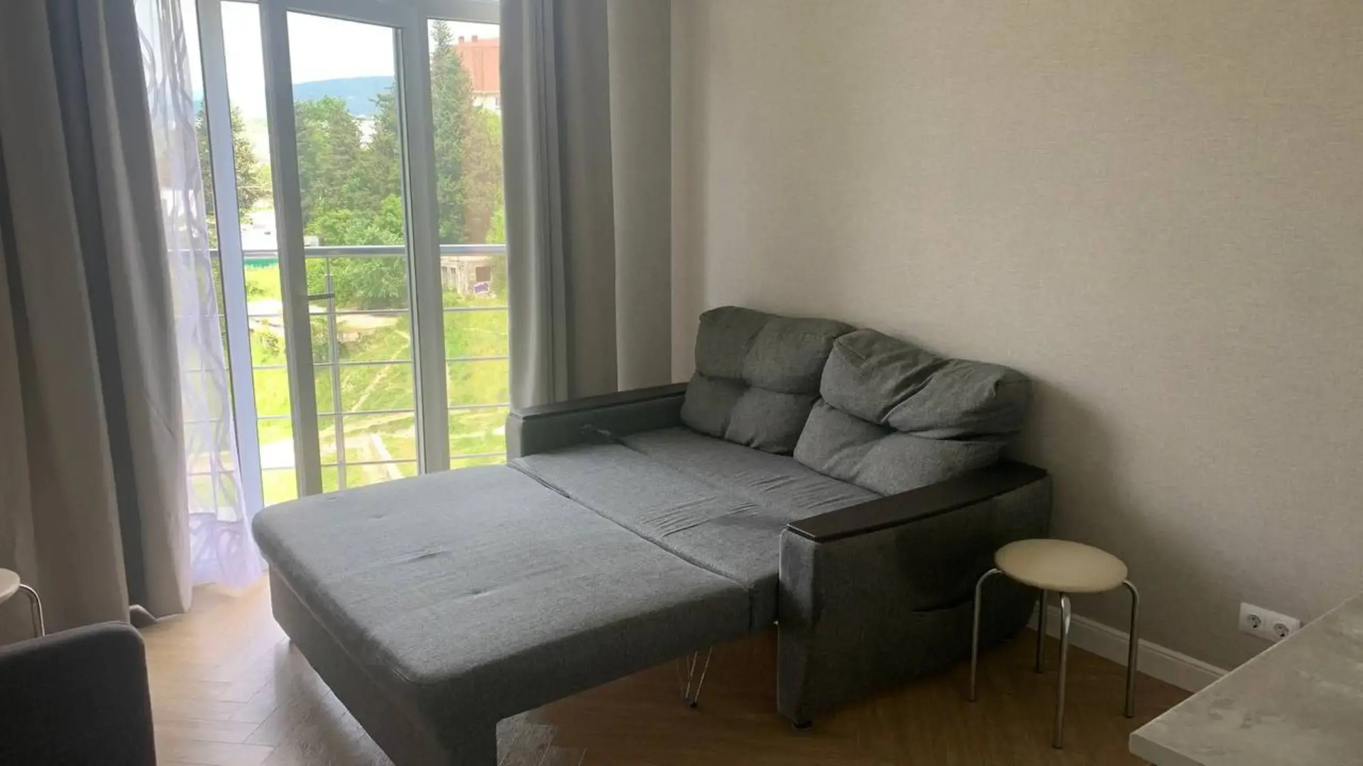 Апартаменты с Балконом и Шикарным Видом на Парк