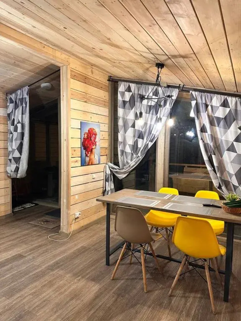 Частный дом с панорамными окнами в березовом лесу, терраса, баня, мангал