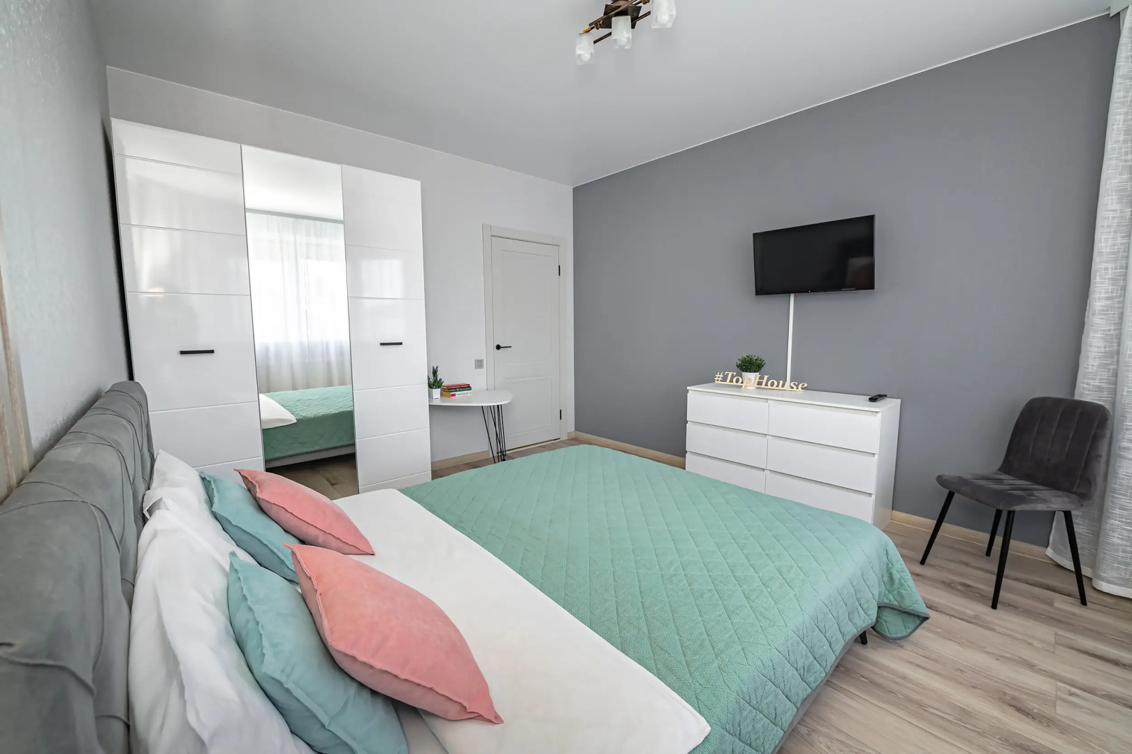 Апартаменты TopHouse на Нейбута  2А к4