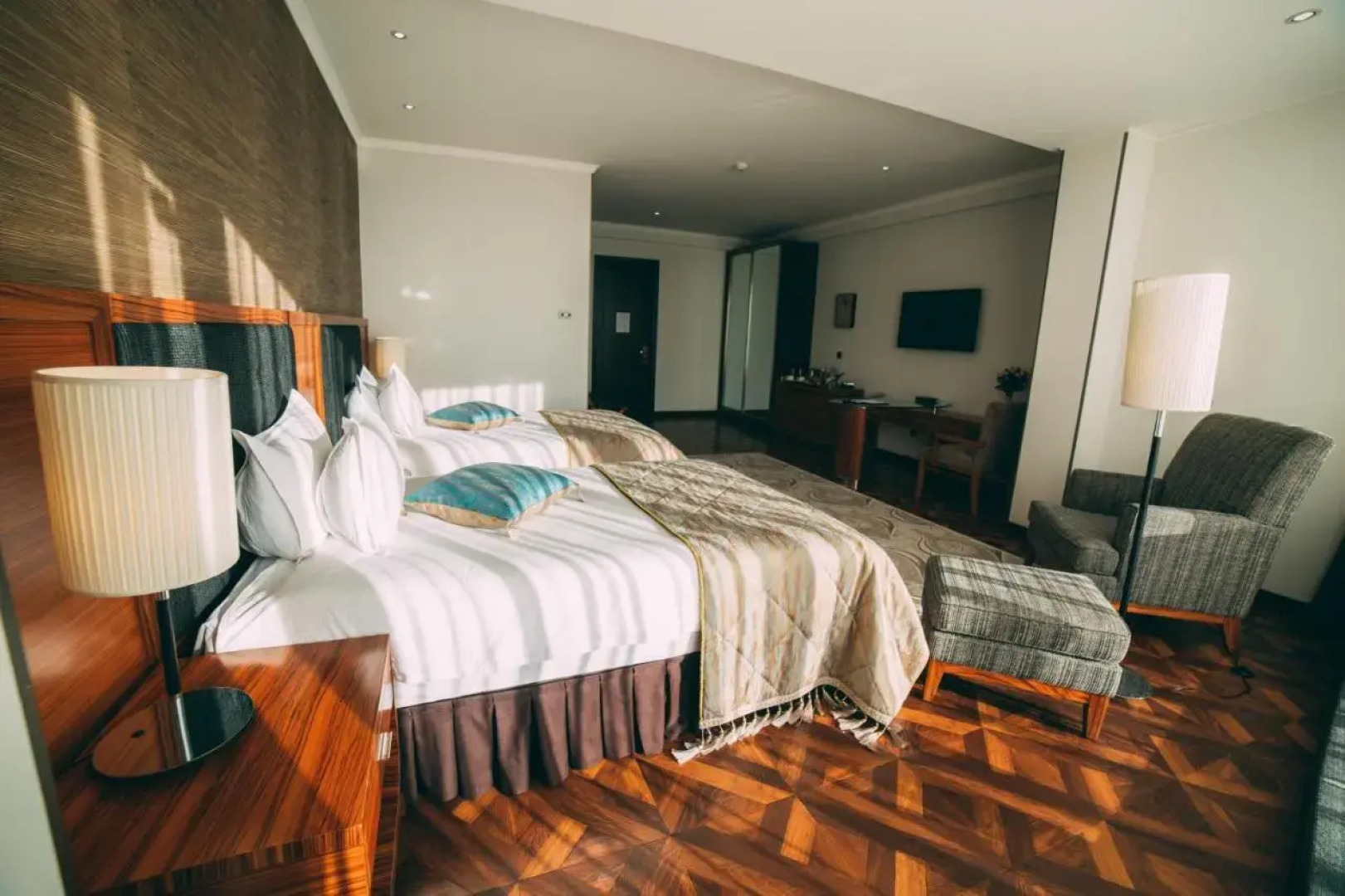 Отель Damas International