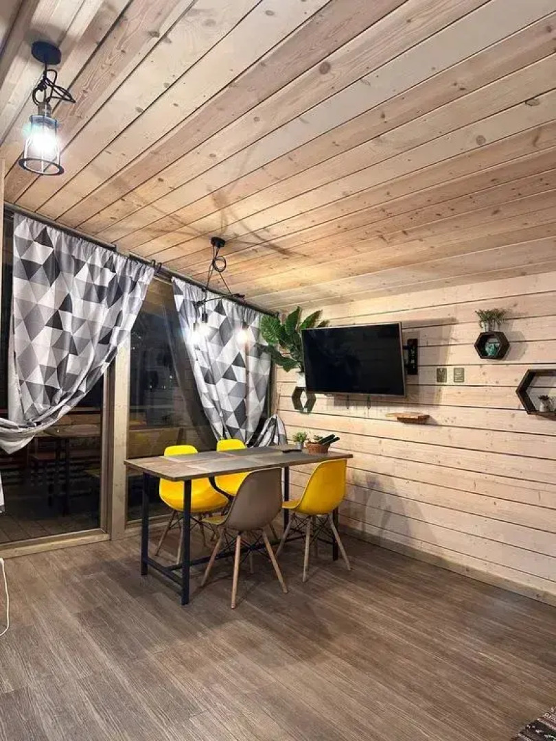 Частный дом с панорамными окнами в березовом лесу, терраса, баня, мангал