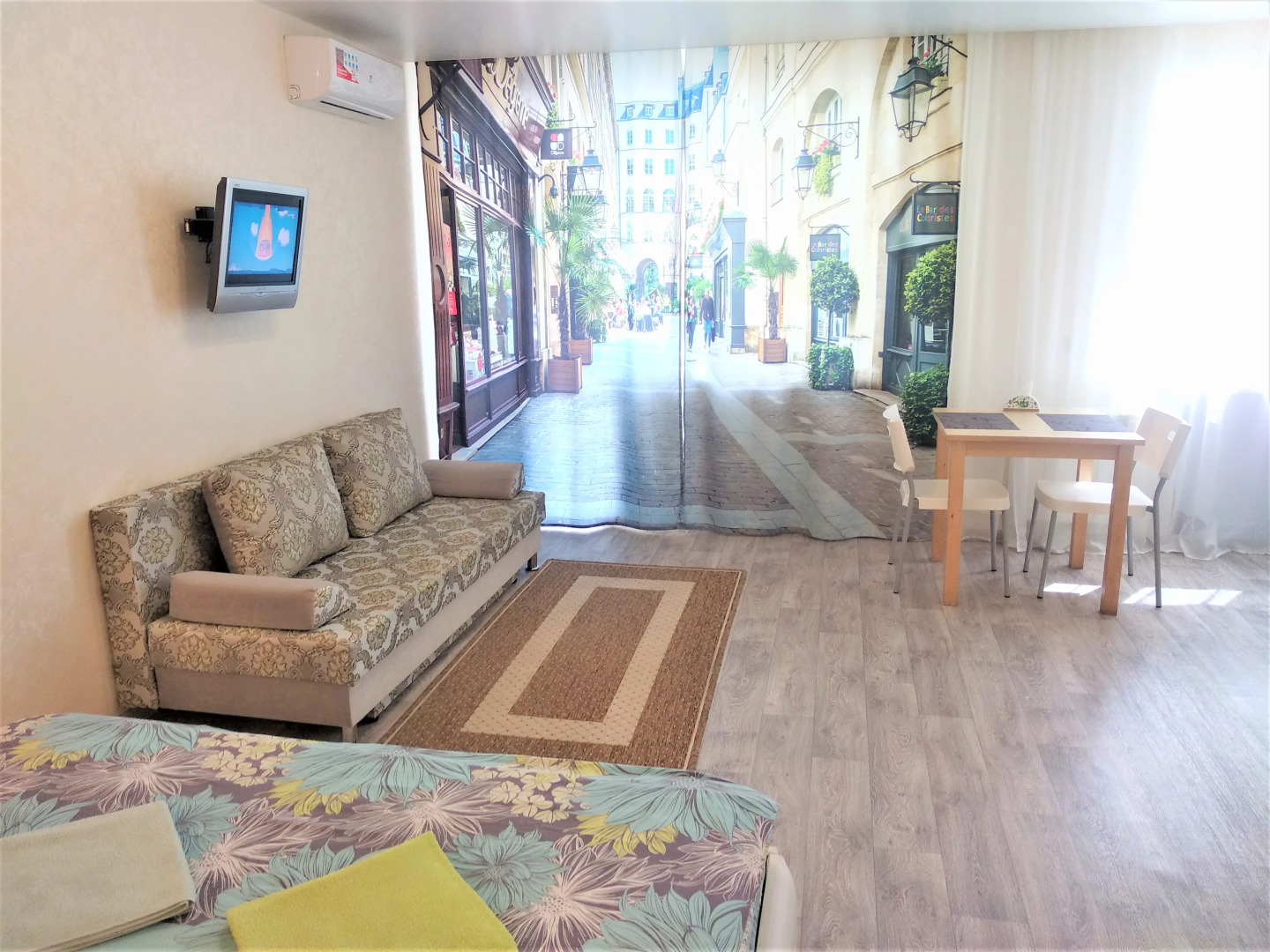 Апартаменты возле площади 1905 года