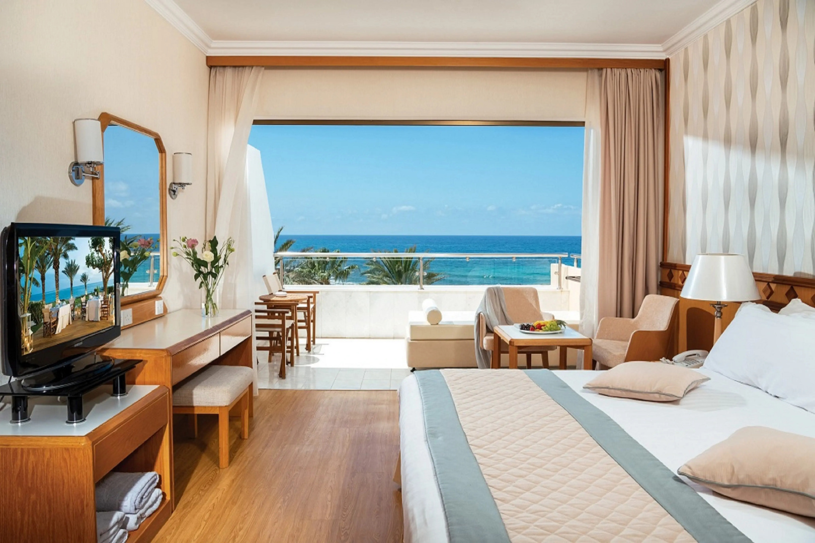 Отель Constantinou Bros Pioneer Beach