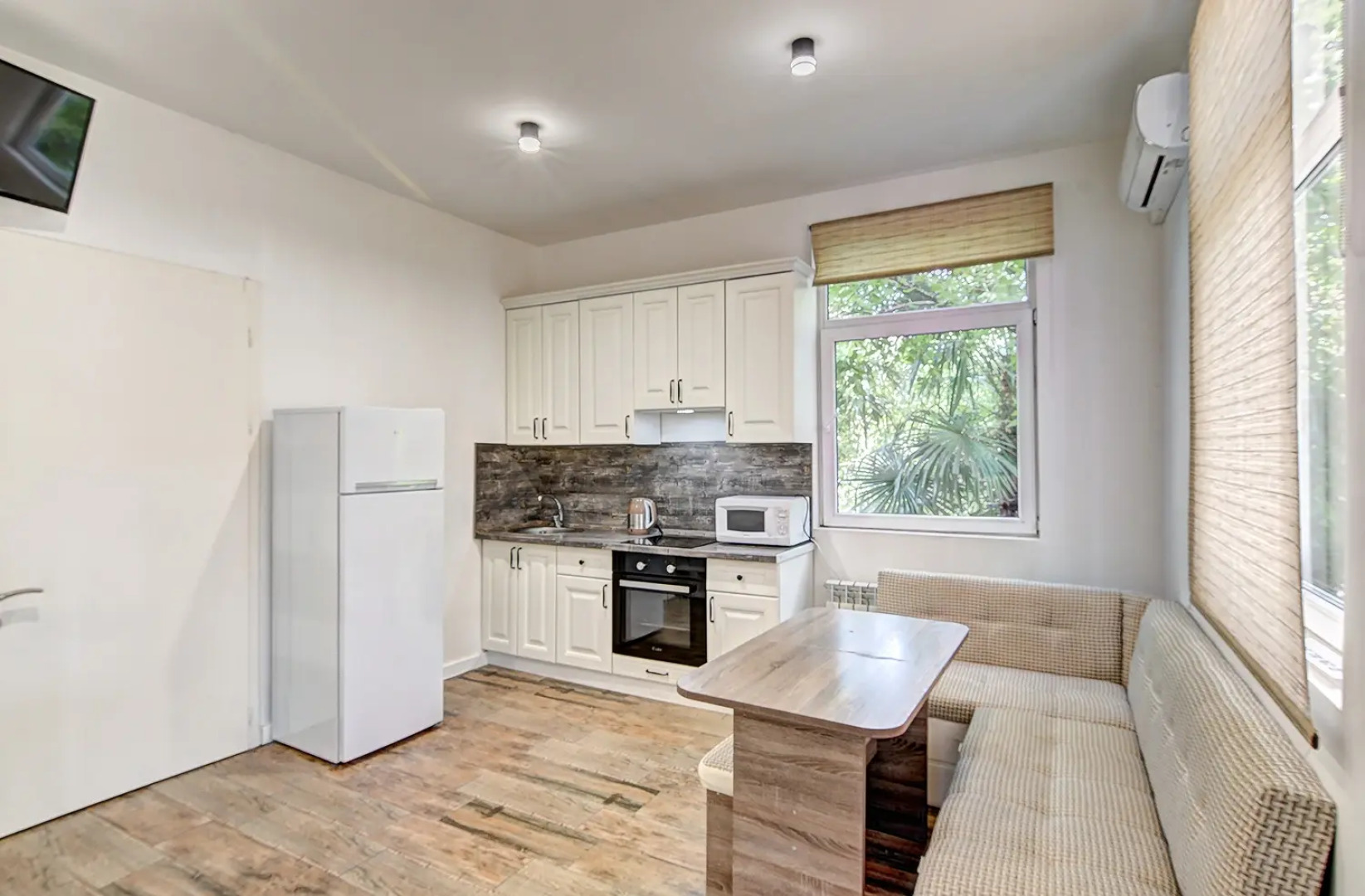 Отель Манжари