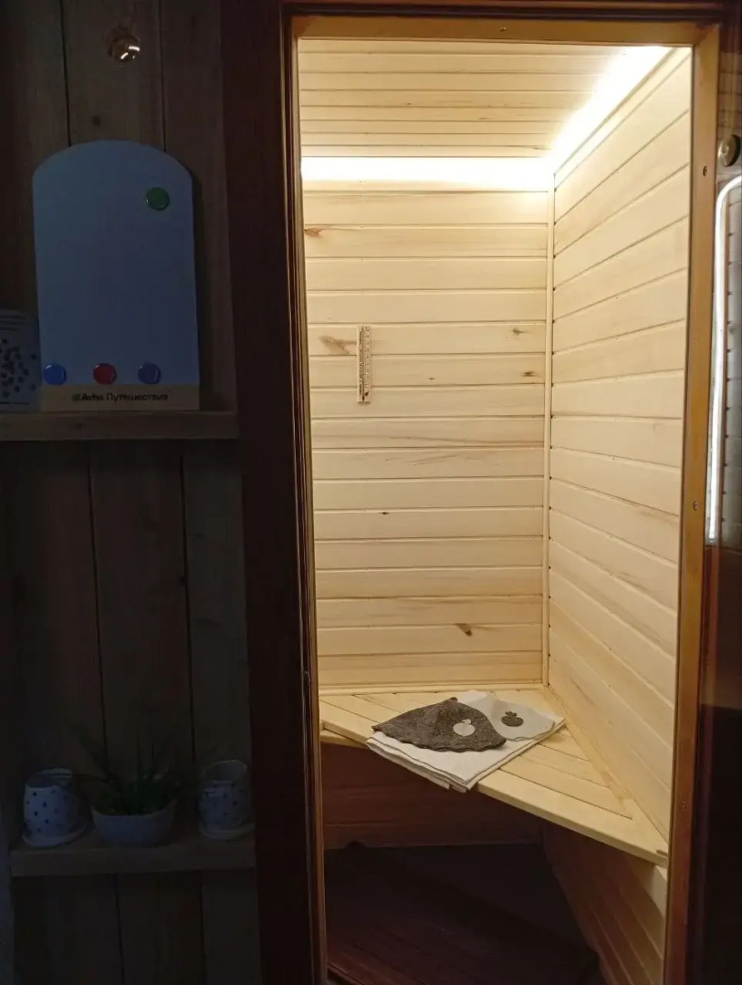 Частный дом с балконом у речки