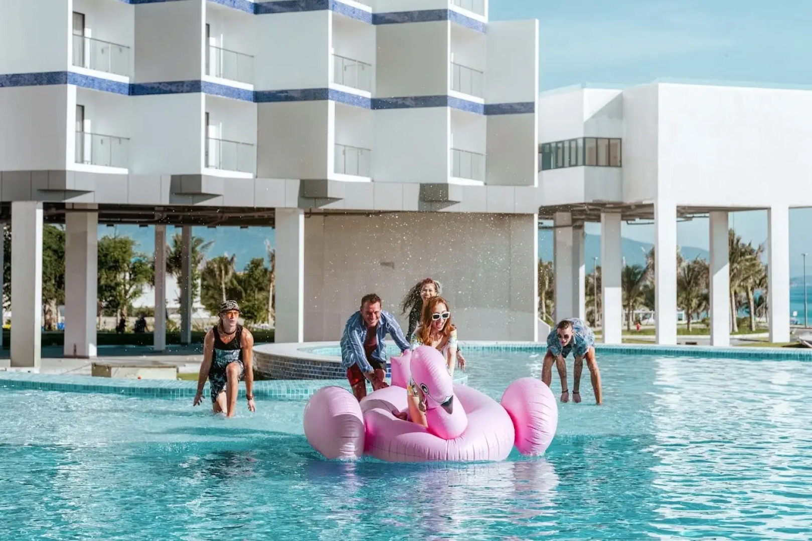 Курортный отель The Empyrean Cam Ranh Beach Resort