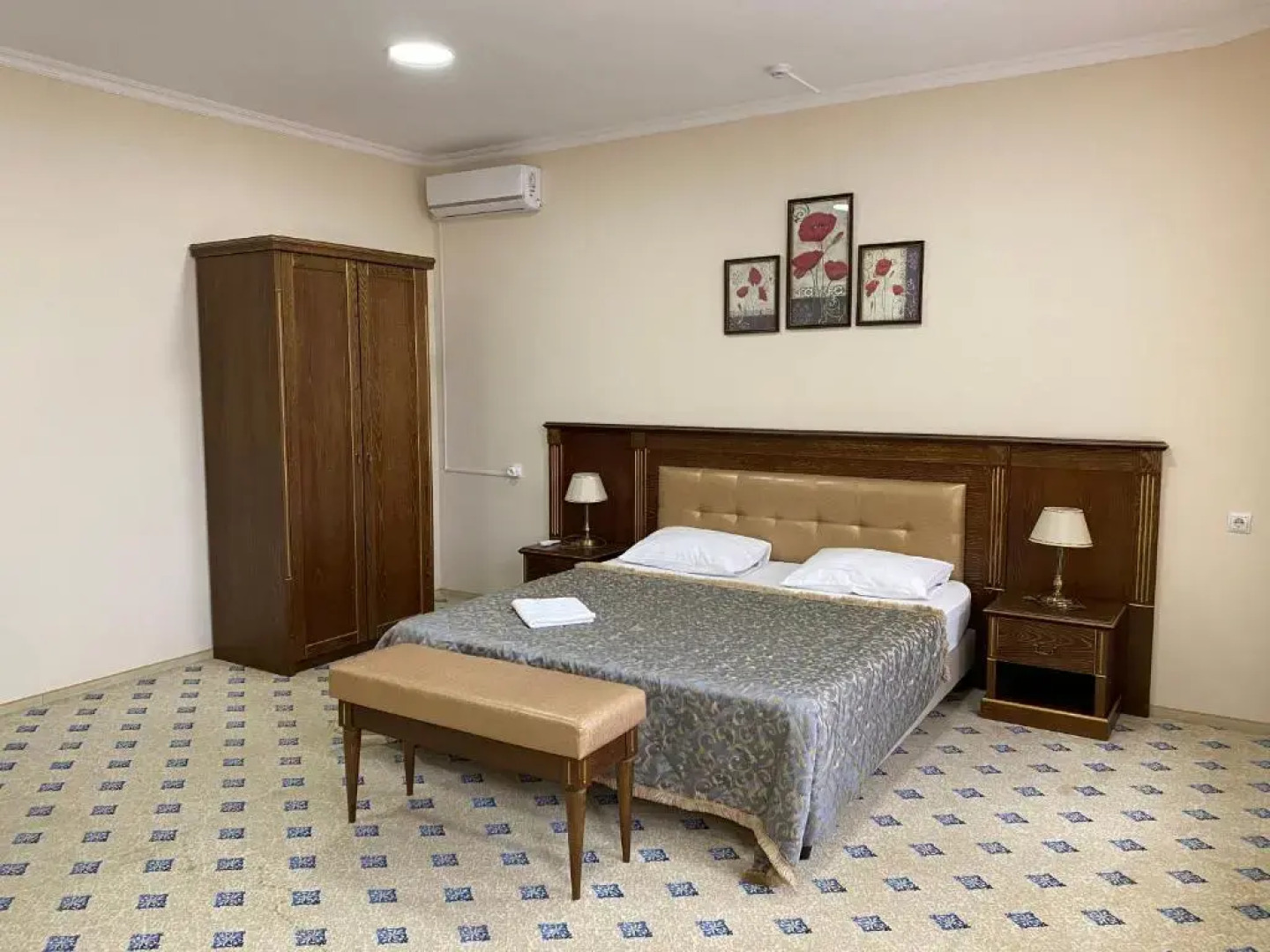 Отель Continent