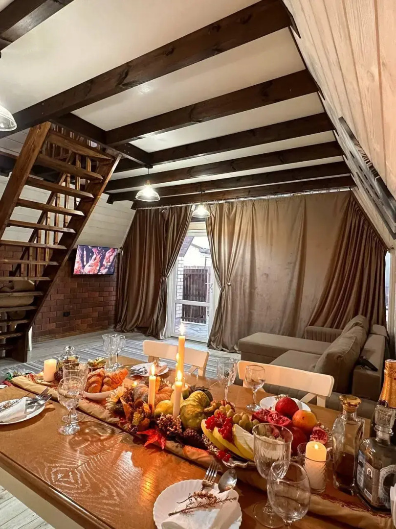 Частный дом с креслом качалкой