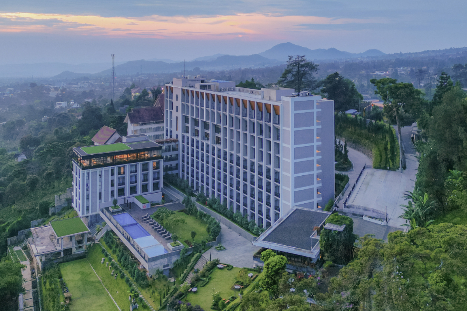 Отель Grand Aston Puncak Hotel & Resort