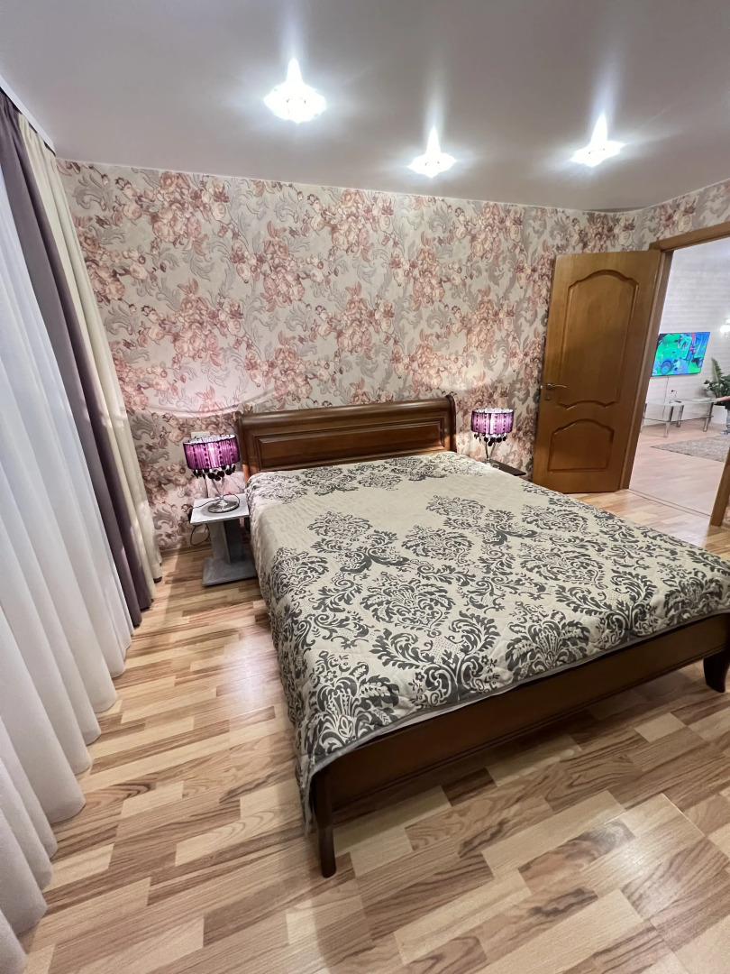 Квартира Большая 4-х комнатная квартира недалеко от центра