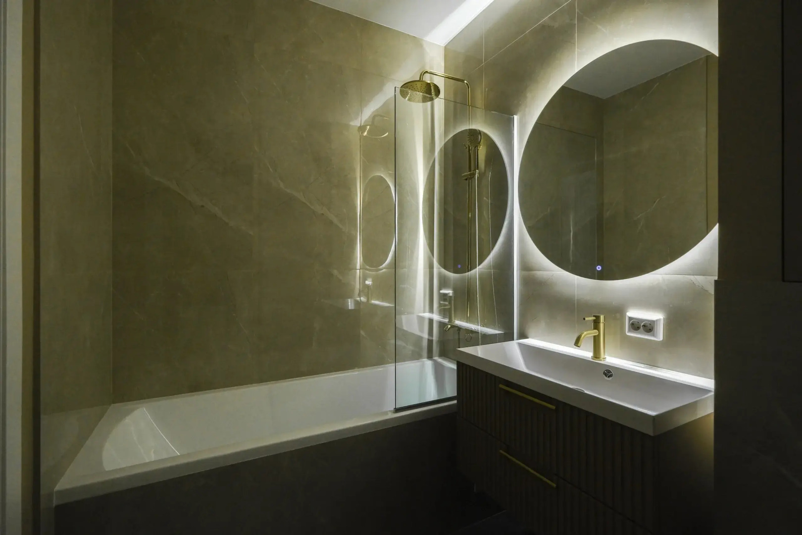 Большая Однокомнатная Квартира с Видом на Реку и Новым Ремонтом