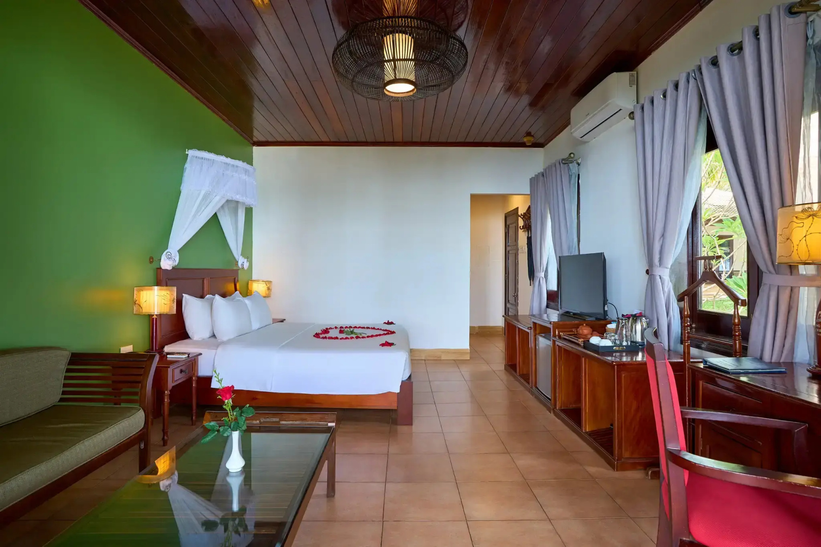 Курортный отель Lang Co Beach
